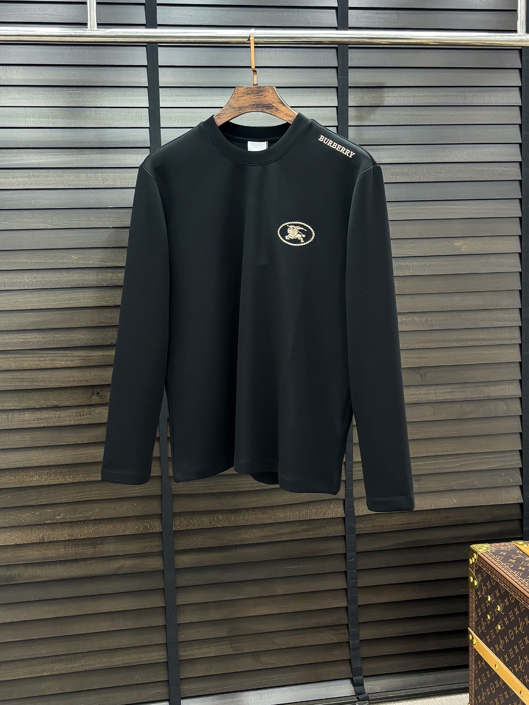 NO:650044,Burberry #25 Autumn and Winter German velvet micro-velvet bottoming shirt looks like a basic men's T-shirt, but it is not. It is a combination of a sweatshirt and short sleeves. It can be worn alone or layered underneath. It is no problem to wear it in one piece for all seasons. The product is really good!  It comes from the original factory, and there are not many pieces that you can count on your fingers. Whether you can own it or not depends on your hand speed. The casual classic minimalist style comes from the century-old brand Samsonite. The slightly loose design and tailoring have a personalized and fashionable style. Pure cotton material, this kind of cotton is very special, the feel is very soft, and the inside is compounded with thin velvet. It is really the first time to get such a functional fabric in a long time. It is really good!  It’s not a bad style or material, straight men will definitely like it!  The custom-woven double-layer rib neckline design is smooth and snug and not easy to deform. The chest logo remains, creating an alternative luxury fashion atmosphere and becoming a new concept. Color: black/white Size: S M L XL 2XL,, burberry, burberry, hoodie, sweatshirts, T-shirt, alexander wang19860909Burberry 巴宝莉# 25秋冬 德绒微加绒打底衫 看似基础的男T,实则不然,有点卫衣加短袖的结合,可以单穿也可以里面再打个底,一件穿四季是没问题的,货是真的真的好！原厂出来的,手指头数的过来的量,没多少件,你的他能不能拥有就看你的手速了,休闲的经典极简风格来自百年品牌的新秀丽作,微宽松设计裁剪兼具个性时尚范儿 纯棉材质,这种棉很特别,手感是很柔润的,内里复合薄绒,真的是这么久第一次拿到这样的机能面料,真呀真的好！不是烂大街的款和料,直男们一定喜欢！定织型的双层罗纹领口设计,平整服贴不易变形.胸口标识依旧,营造出另类的奢华时尚气息,成为破茧而出的新概念. 颜色: 黑色/白色 尺码:S M L XL 2XL,,burberry,burberry,hoodie,sweatshirts,T-shirt,alexander wang,Men's clothing