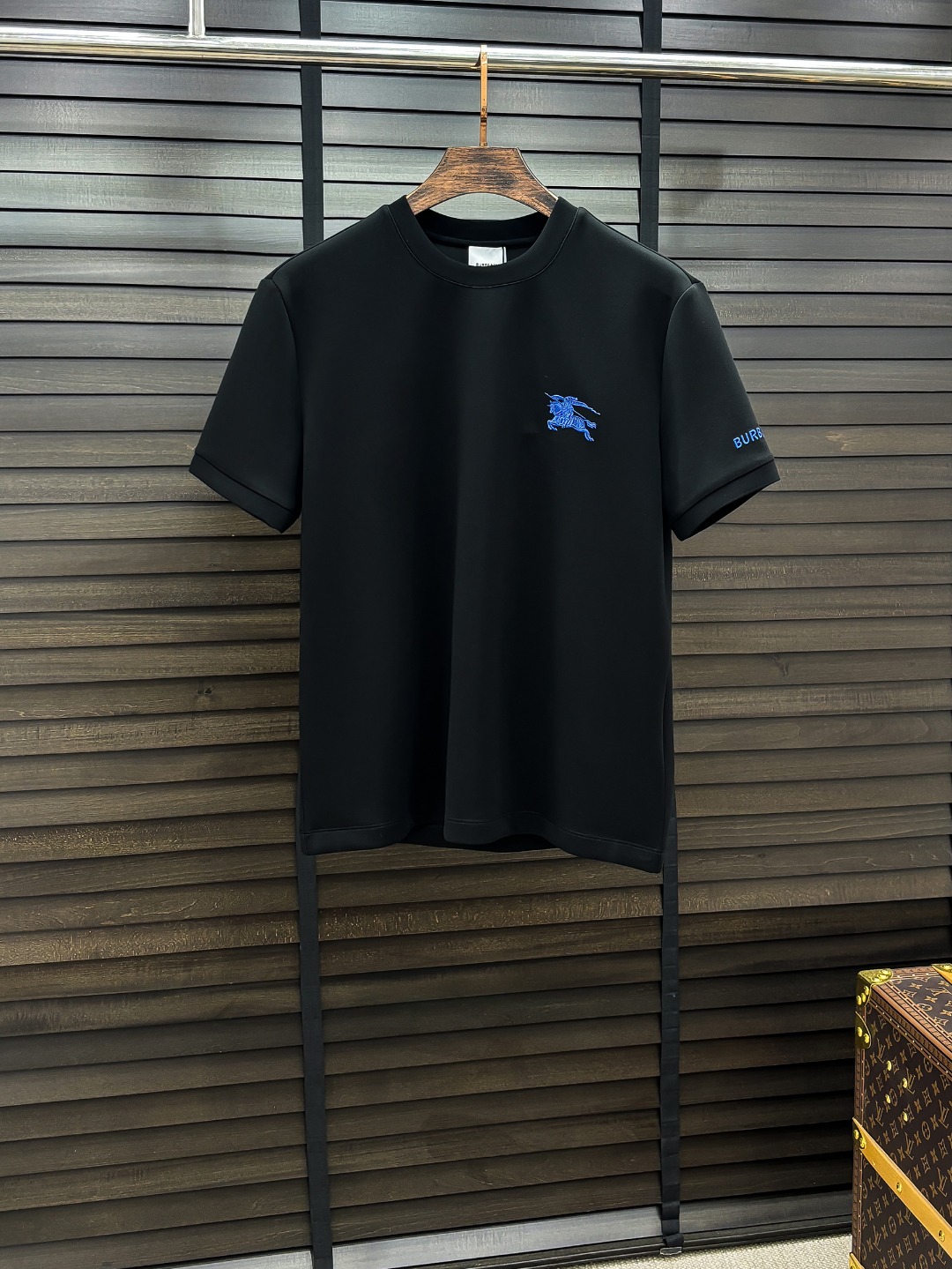 NO:650067,Burberry #25 Autumn and Winter German velvet micro-velvet bottoming shirt looks like a basic men's T-shirt, but it is not. It is a combination of a sweatshirt and short sleeves. It can be worn alone or layered underneath. It is no problem to wear it in one piece for all seasons. The product is really good!  It comes from the original factory, and there are not many pieces that you can count on your fingers. Whether you can own it or not depends on your hand speed. The casual classic minimalist style comes from the century-old brand Samsonite. The slightly loose design and tailoring have a personalized and fashionable style. Pure cotton material, this kind of cotton is very special, the feel is very soft, and the inside is compounded with thin velvet. It is really the first time to get such a functional fabric in a long time. It is really good!  It’s not a bad style or material, straight men will definitely like it!  The custom-woven double-layer rib neckline design is smooth and snug and not easy to deform. The chest logo remains, creating an alternative luxury fashion atmosphere and becoming a new concept. Color: black/white Size: S M L XL 2XL,, burberry, burberry, hoodie, sweatshirts, T-shirt, alexander wang19860909Burberry 巴宝莉# 25秋冬 德绒微加绒打底衫 看似基础的男T,实则不然,有点卫衣加短袖的结合,可以单穿也可以里面再打个底,一件穿四季是没问题的,货是真的真的好！原厂出来的,手指头数的过来的量,没多少件,你的他能不能拥有就看你的手速了,休闲的经典极简风格来自百年品牌的新秀丽作,微宽松设计裁剪兼具个性时尚范儿 纯棉材质,这种棉很特别,手感是很柔润的,内里复合薄绒,真的是这么久第一次拿到这样的机能面料,真呀真的好！不是烂大街的款和料,直男们一定喜欢！定织型的双层罗纹领口设计,平整服贴不易变形.胸口标识依旧,营造出另类的奢华时尚气息,成为破茧而出的新概念. 颜色: 黑色/白色 尺码:S M L XL 2XL,,burberry,burberry,hoodie,sweatshirts,T-shirt,alexander wang,Men's clothing