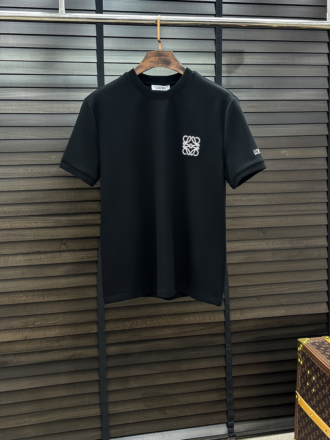 NO:650102,Loewe Luo Yiwei #25 autumn and winter German velvet micro-velvet bottoming shirt looks like a basic men's T-shirt, but it is not. It is a combination of a sweater and short sleeves. It can be worn alone or layered underneath. It is no problem to wear it in one piece for all seasons. The product is really good!  It comes from the original factory, and there are not many pieces that you can count on your fingers. Whether you can own it or not depends on your hand speed. The casual classic minimalist style comes from the century-old brand Samsonite. The slightly loose design and tailoring have a personalized and fashionable style. Pure cotton material, this kind of cotton is very special, the feel is very soft, and the inside is compounded with thin velvet. It is really the first time to get such a functional fabric in a long time. It is really good!  It’s not a bad style or material, straight men will definitely like it!  The custom-woven double-layer rib collar design is smooth and snug and is not easily deformed. The logo on the chest remains, creating an alternative luxury fashion atmosphere and becoming a new concept. Color: black/white Size: S M L XL 2XL,, loewe, loewe, hoodie, sweatshirts, T-shirt, alexander wang19860909Loewe 罗意威# 25秋冬 德绒微加绒打底衫 看似基础的男T,实则不然,有点卫衣加短袖的结合,可以单穿也可以里面再打个底,一件穿四季是没问题的,货是真的真的好！原厂出来的,手指头数的过来的量,没多少件,你的他能不能拥有就看你的手速了,休闲的经典极简风格来自百年品牌的新秀丽作,微宽松设计裁剪兼具个性时尚范儿 纯棉材质,这种棉很特别,手感是很柔润的,内里复合薄绒,真的是这么久第一次拿到这样的机能面料,真呀真的好！不是烂大街的款和料,直男们一定喜欢！定织型的双层罗纹领口设计,平整服贴不易变形.胸口标识依旧,营造出另类的奢华时尚气息,成为破茧而出的新概念. 颜色: 黑色/白色 尺码:S M L XL 2XL,,loewe,loewe,hoodie,sweatshirts,T-shirt,alexander wang,Men's clothing