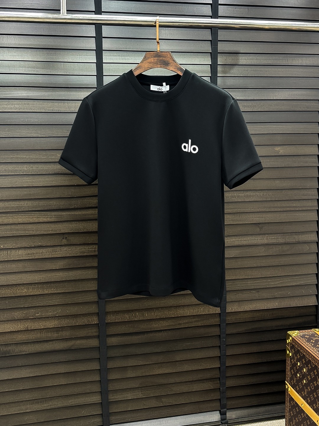 NO:650039,Alo# 25 Autumn and Winter German Velvet Micro-Fleece Bottoming Shirt looks like a basic men's T-shirt, but it is actually not. It is a combination of a sweatshirt and short sleeves. It can be worn alone or layered underneath. It is no problem to wear it in one piece for all seasons. The product is really good!  It comes from the original factory, and there are not many pieces that you can count on your fingers. Whether you can own it or not depends on your hand speed. The casual classic minimalist style comes from the century-old brand Samsonite. The slightly loose design and tailoring have a personalized and fashionable style. Pure cotton material, this kind of cotton is very special, the feel is very soft, and the inside is compounded with thin velvet. It is really the first time to get such a functional fabric in a long time. It is really good!  It’s not a bad style or material, straight men will definitely like it!  The custom-woven double-layer rib neckline design is smooth and snug and is not easy to deform. The chest logo remains, creating an alternative luxury fashion atmosphere and becoming a new concept. Color: black/white Size: S M L XL 2XL,, hoodie, sweatshirts, T-shirt, alexander wang19860909Alo# 25秋冬 德绒微加绒打底衫 看似基础的男T,实则不然,有点卫衣加短袖的结合,可以单穿也可以里面再打个底,一件穿四季是没问题的,货是真的真的好！原厂出来的,手指头数的过来的量,没多少件,你的他能不能拥有就看你的手速了,休闲的经典极简风格来自百年品牌的新秀丽作,微宽松设计裁剪兼具个性时尚范儿 纯棉材质,这种棉很特别,手感是很柔润的,内里复合薄绒,真的是这么久第一次拿到这样的机能面料,真呀真的好！不是烂大街的款和料,直男们一定喜欢！定织型的双层罗纹领口设计,平整服贴不易变形.胸口标识依旧,营造出另类的奢华时尚气息,成为破茧而出的新概念. 颜色: 黑色/白色 尺码:S M L XL 2XL,,hoodie,sweatshirts,T-shirt,alexander wang,Men's clothing