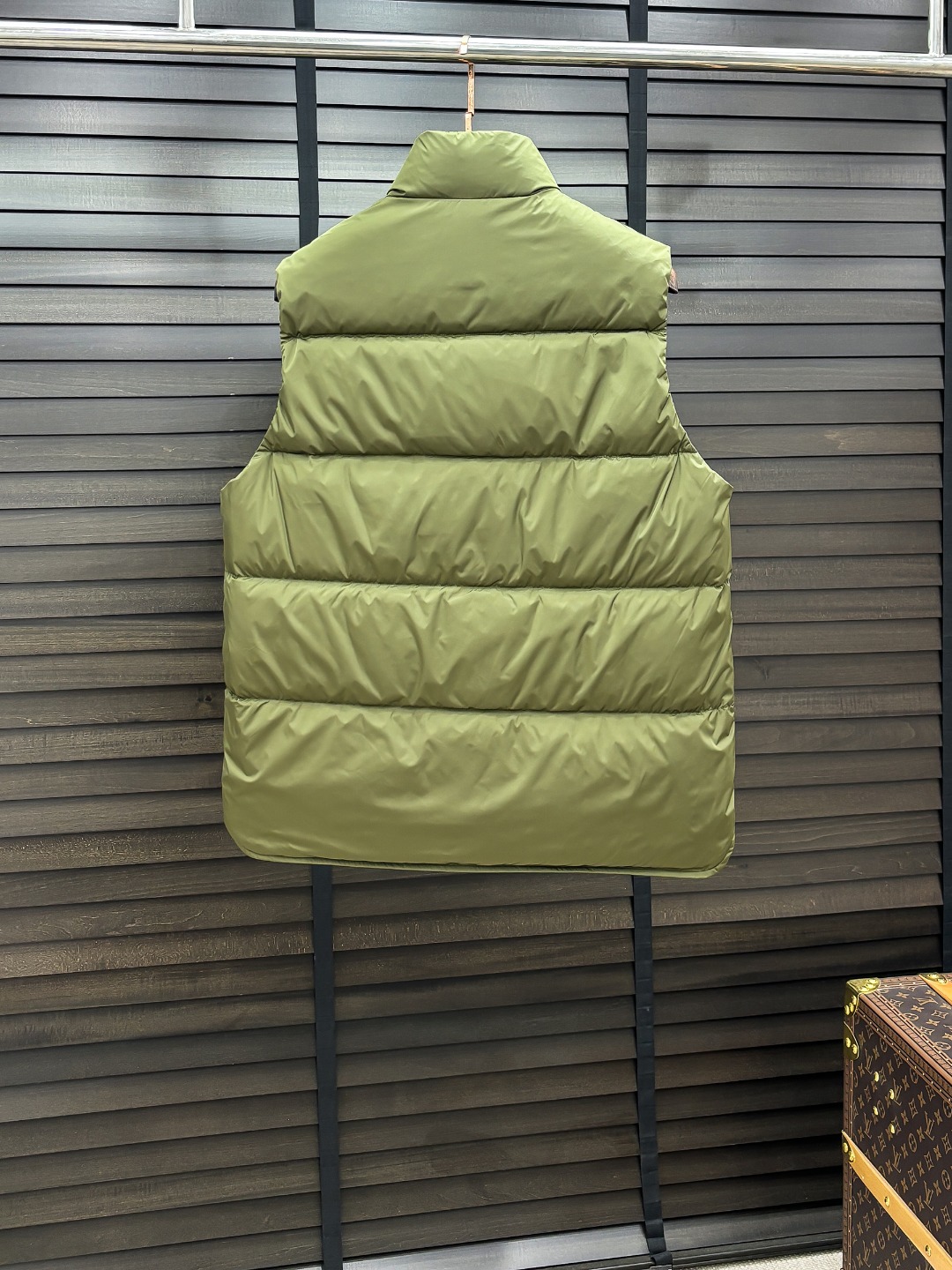 Prada 新款羽绒服秀场新品25新款羽绒服，品相非常完美，专柜高科技防水面料，内里90%白鹅绒填充，舒