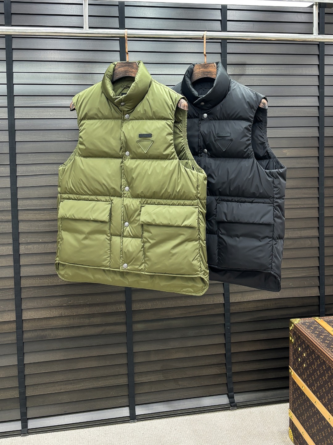 Prada 新款羽绒服秀场新品25新款羽绒服，品相非常完美，专柜高科技防水面料，内里90%白鹅绒填充，舒