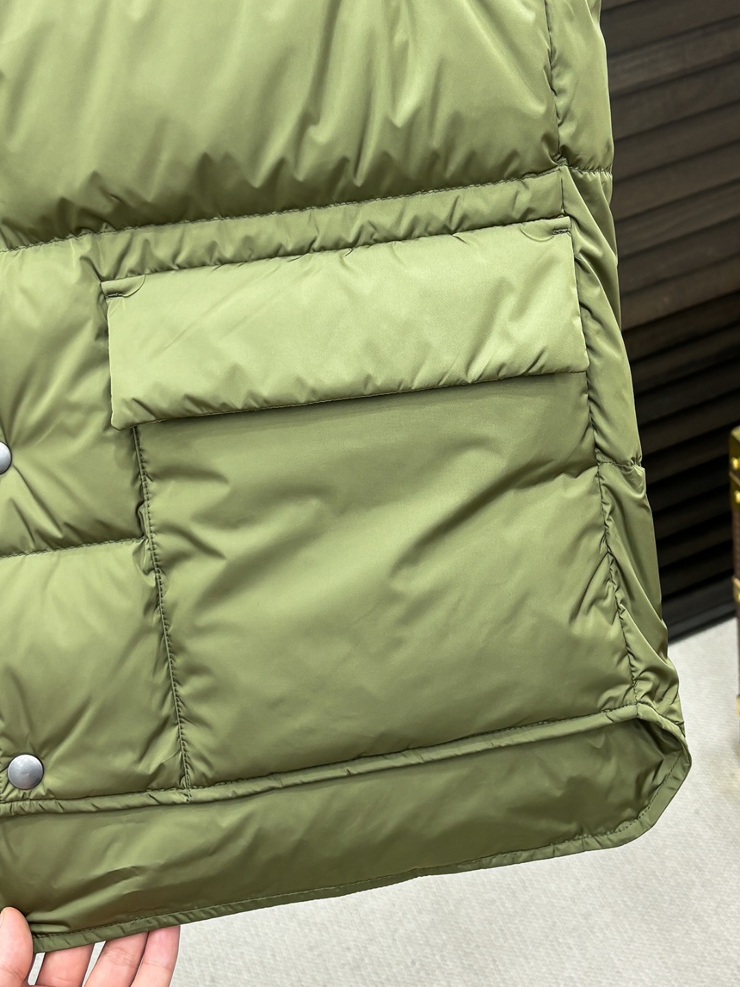 Prada 新款羽绒服秀场新品25新款羽绒服，品相非常完美，专柜高科技防水面料，内里90%白鹅绒填充，舒