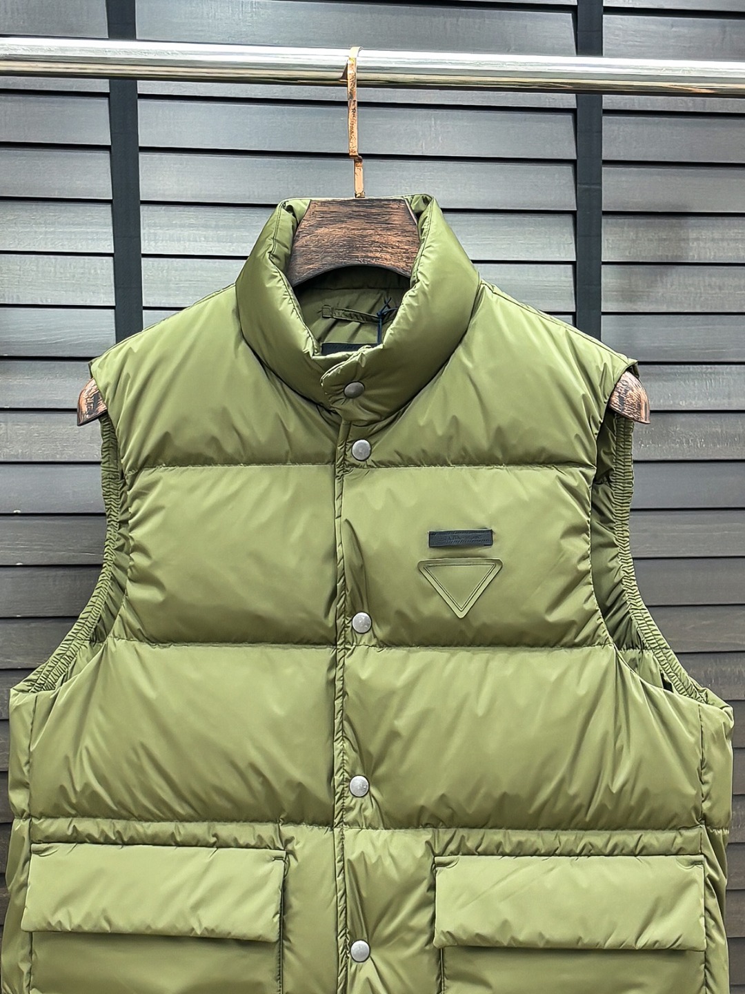 Prada 新款羽绒服秀场新品25新款羽绒服，品相非常完美，专柜高科技防水面料，内里90%白鹅绒填充，舒