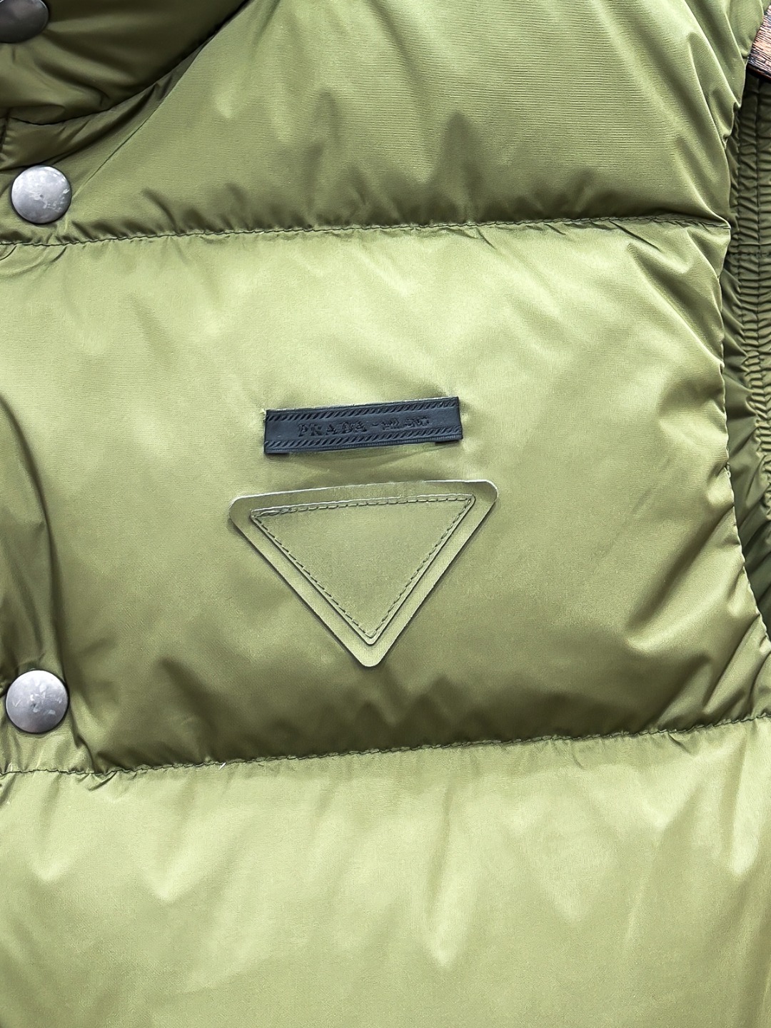 Prada 新款羽绒服秀场新品25新款羽绒服，品相非常完美，专柜高科技防水面料，内里90%白鹅绒填充，舒