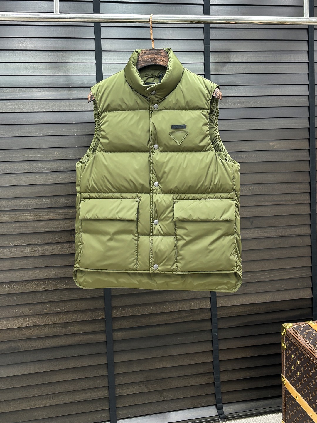 Prada 新款羽绒服秀场新品25新款羽绒服，品相非常完美，专柜高科技防水面料，内里90%白鹅绒填充，舒