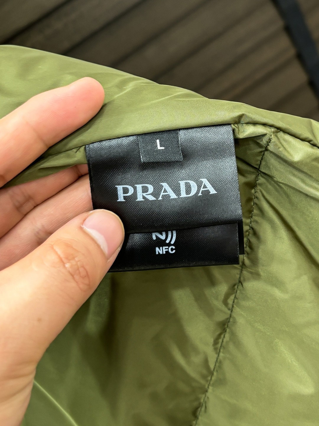 Prada 新款羽绒服秀场新品25新款羽绒服，品相非常完美，专柜高科技防水面料，内里90%白鹅绒填充，舒