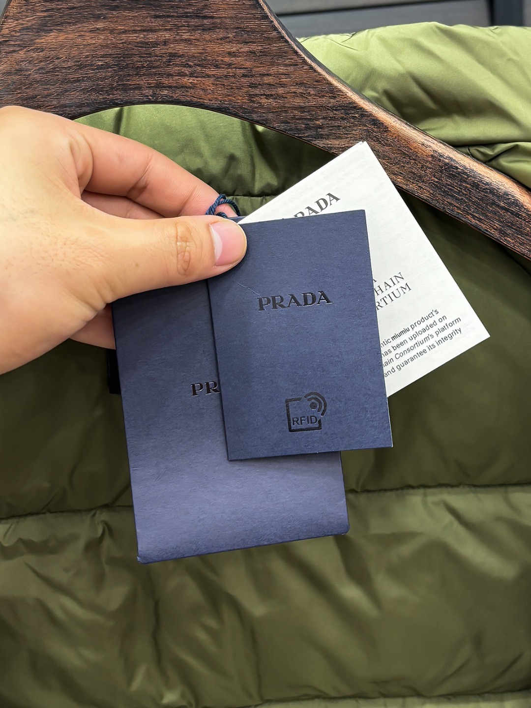 Prada 新款羽绒服秀场新品25新款羽绒服，品相非常完美，专柜高科技防水面料，内里90%白鹅绒填充，舒