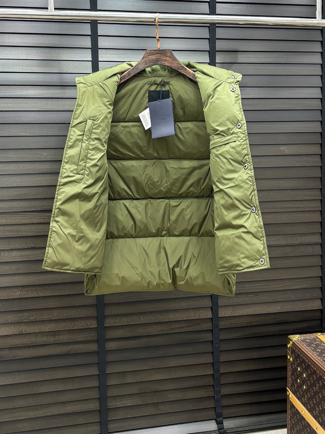 Prada 新款羽绒服秀场新品25新款羽绒服，品相非常完美，专柜高科技防水面料，内里90%白鹅绒填充，舒