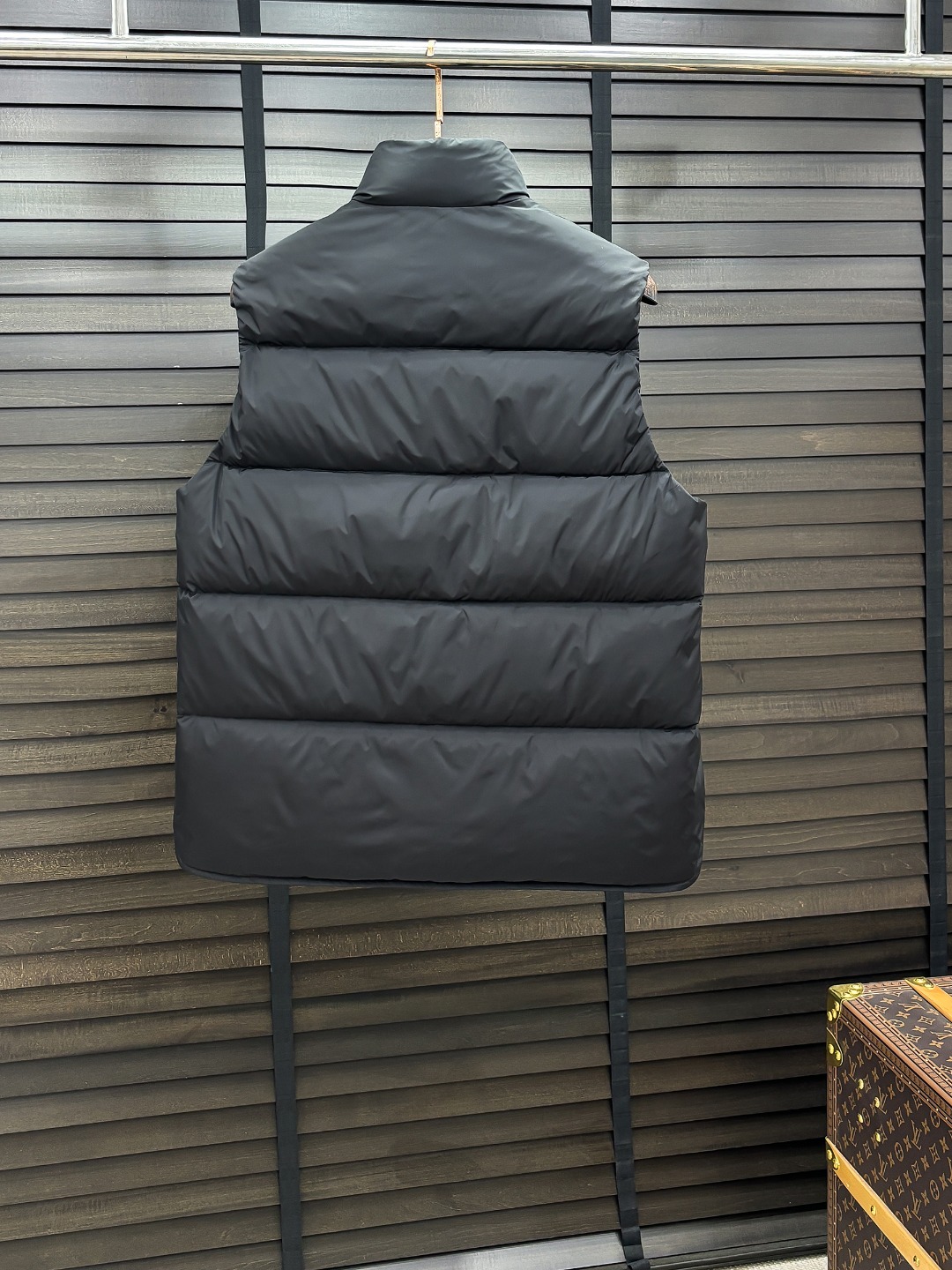 Prada 新款羽绒服秀场新品25新款羽绒服，品相非常完美，专柜高科技防水面料，内里90%白鹅绒填充，舒