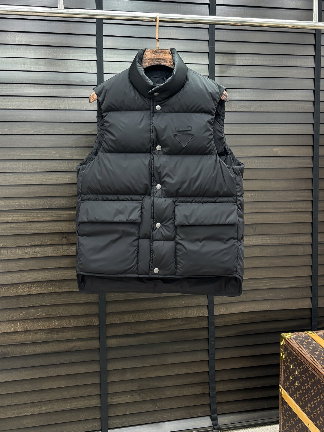 NO:649961,Prada's new down jacket show new product 25 new down jackets, the appearance is very perfect, the store's high-tech waterproof fabrics, 90% white goose down filling inside, comfortable and warm, full and attractive color, very outstanding design, easily upgrade the fashion sense, extremely elegant and rigorous workmanship, neat and meticulous wiring!  A masterpiece from a famous designer!  The upper body does not look bloated and is super handsome!  Counter size: M-3XL,,prada,down jacket,alexander wang19860909Prada 新款羽绒服秀场新品 25新款羽绒服,品相非常完美,专柜高科技防水面料,内里90白鹅绒填充,舒适保暖,色泽饱满诱人,非常出彩的设计,轻松将时髦感进阶,做工极为考究严谨,走线工整细致！大牌设计师巨作！上身不显臃肿、超级帅气！柜台码数: M-3XL,,prada,down jacket,alexander wang,Men's clothing