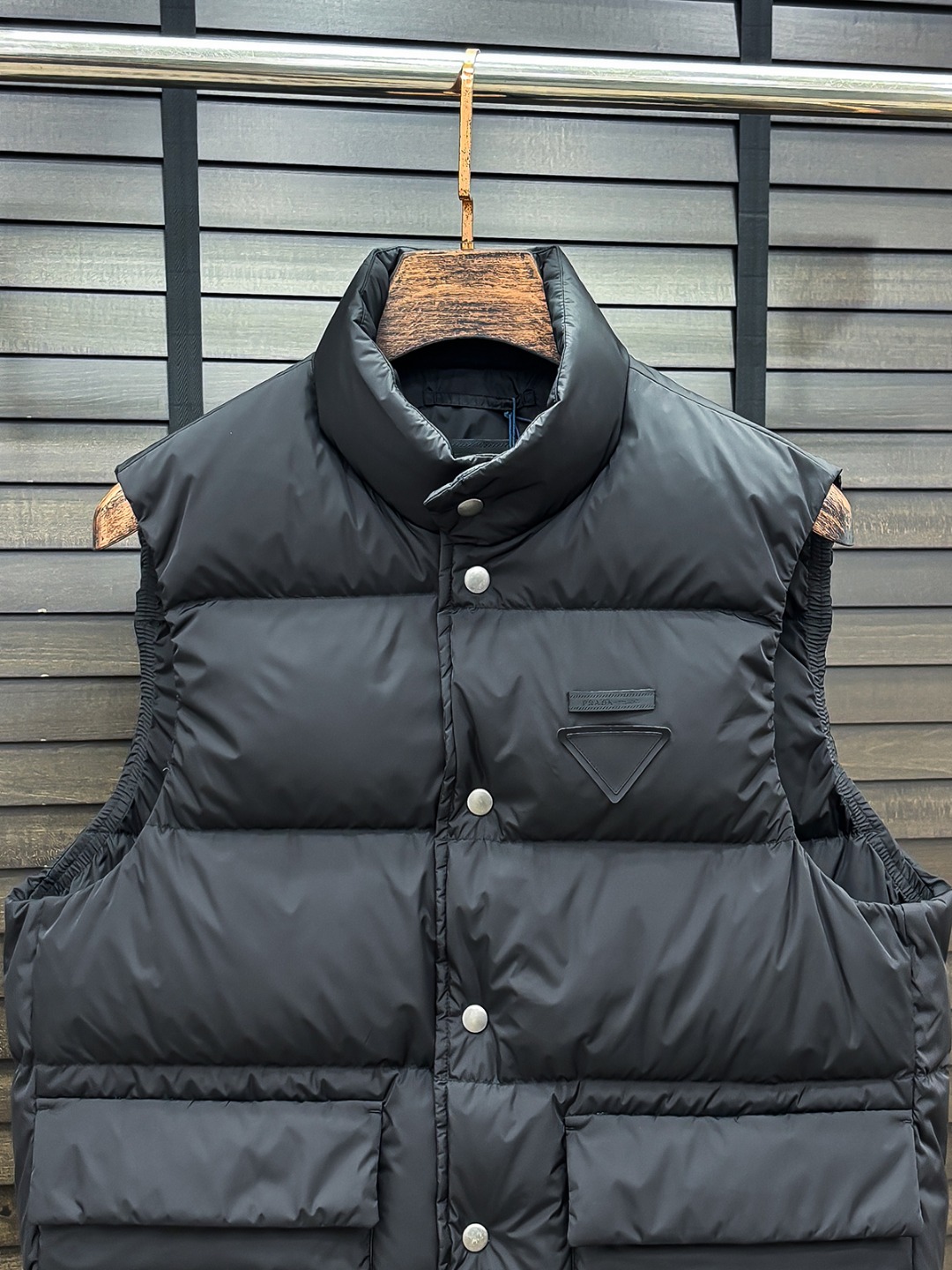 Prada 新款羽绒服秀场新品25新款羽绒服，品相非常完美，专柜高科技防水面料，内里90%白鹅绒填充，舒