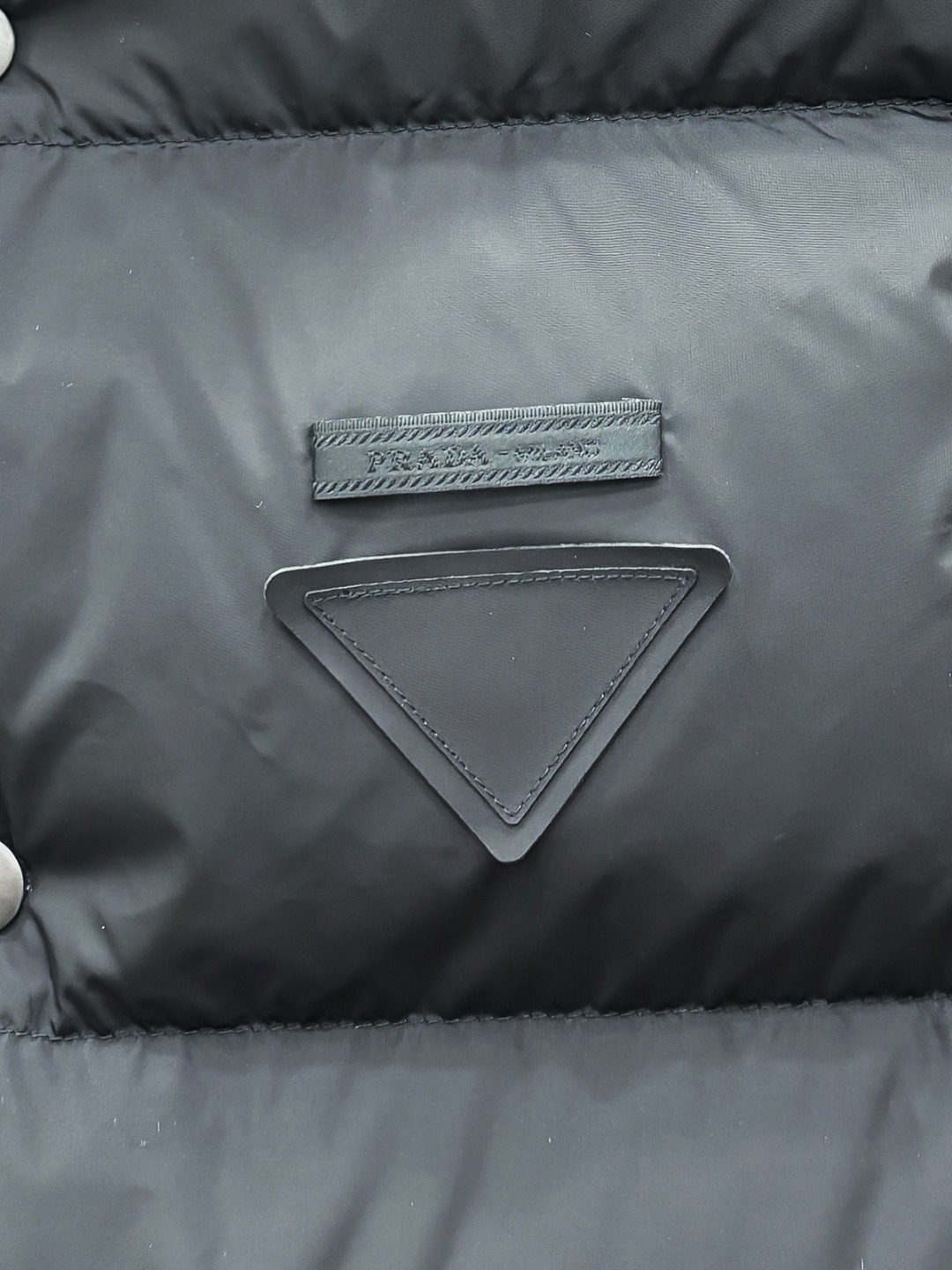 Prada 新款羽绒服秀场新品25新款羽绒服，品相非常完美，专柜高科技防水面料，内里90%白鹅绒填充，舒