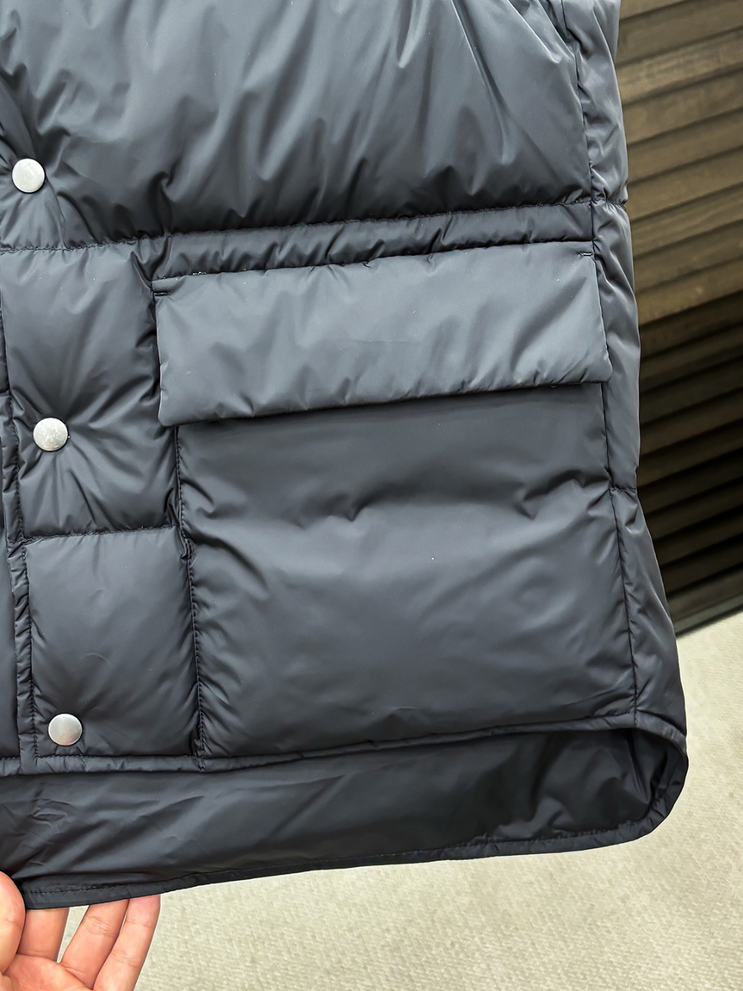 Prada 新款羽绒服秀场新品25新款羽绒服，品相非常完美，专柜高科技防水面料，内里90%白鹅绒填充，舒