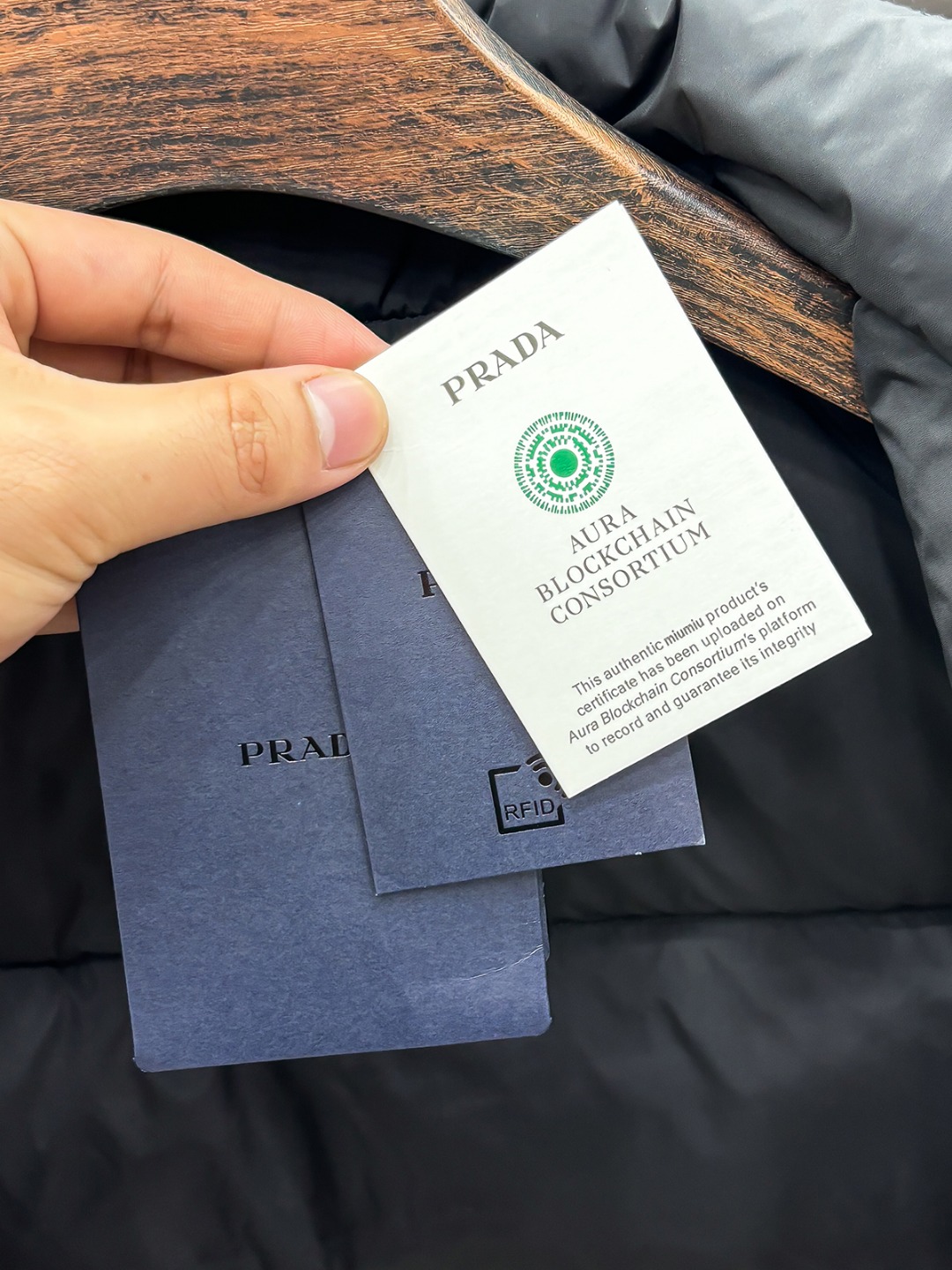 Prada 新款羽绒服秀场新品25新款羽绒服，品相非常完美，专柜高科技防水面料，内里90%白鹅绒填充，舒