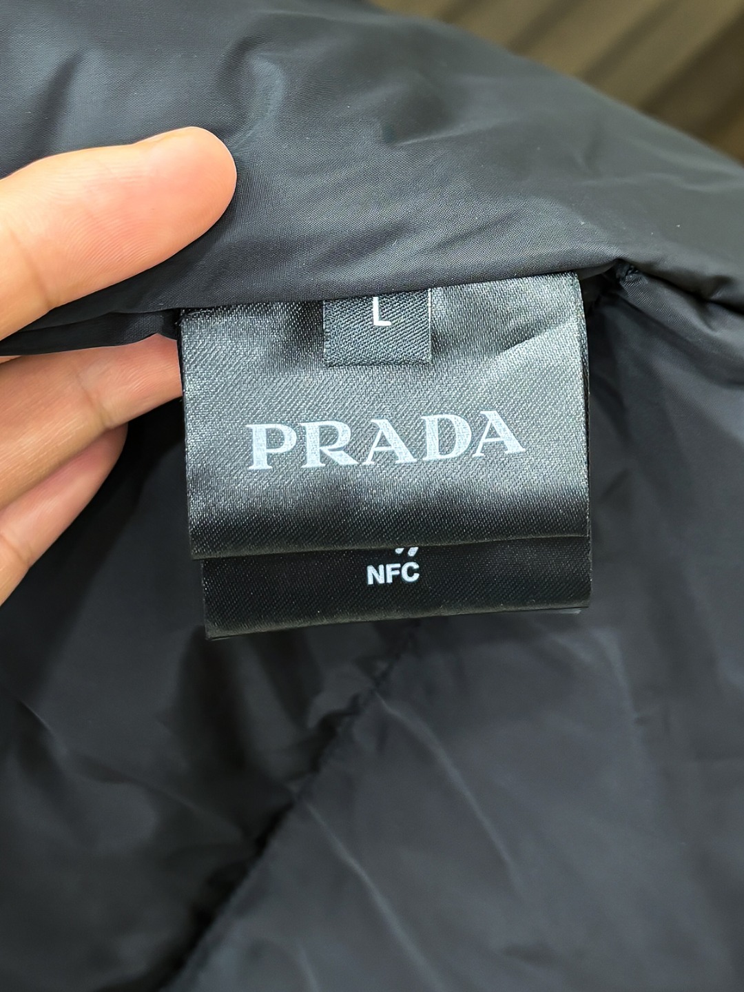 Prada 新款羽绒服秀场新品25新款羽绒服，品相非常完美，专柜高科技防水面料，内里90%白鹅绒填充，舒