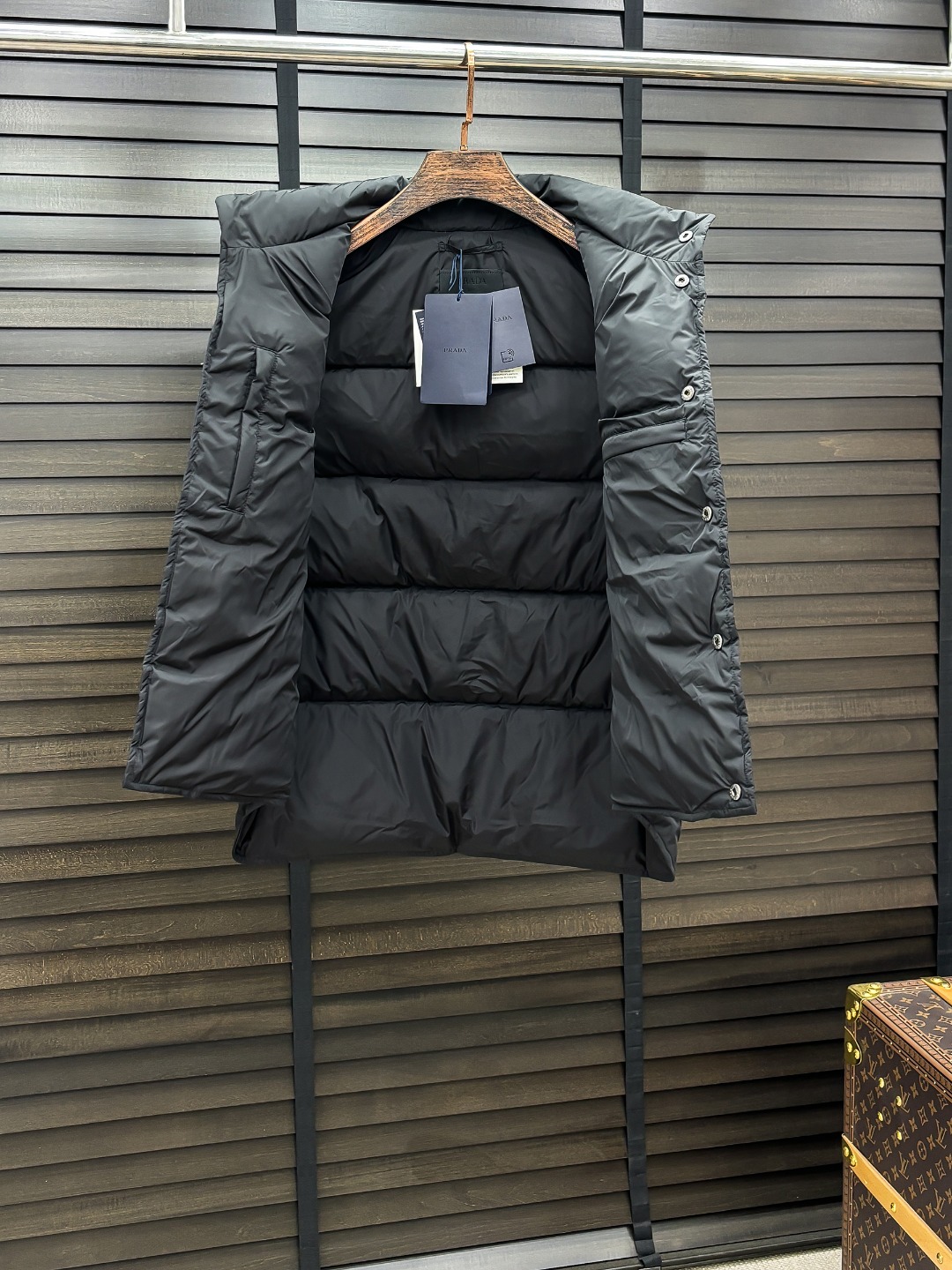 Prada 新款羽绒服秀场新品25新款羽绒服，品相非常完美，专柜高科技防水面料，内里90%白鹅绒填充，舒