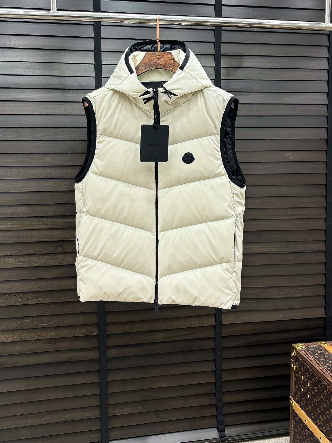Moncler 新款羽绒服秀场新品25新款羽绒服，品相非常完美，专柜高科技防水面料，内里90%白鹅绒填充