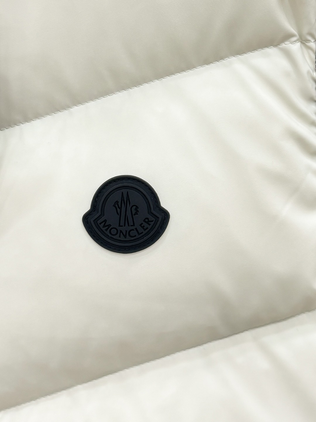 Moncler 新款羽绒服秀场新品25新款羽绒服，品相非常完美，专柜高科技防水面料，内里90%白鹅绒填充