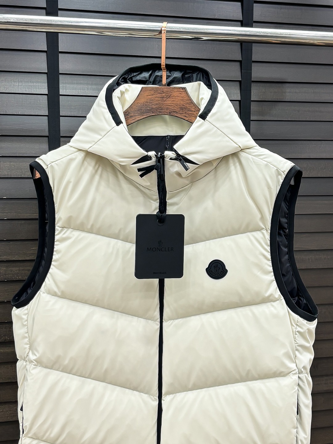 Moncler 新款羽绒服秀场新品25新款羽绒服，品相非常完美，专柜高科技防水面料，内里90%白鹅绒填充