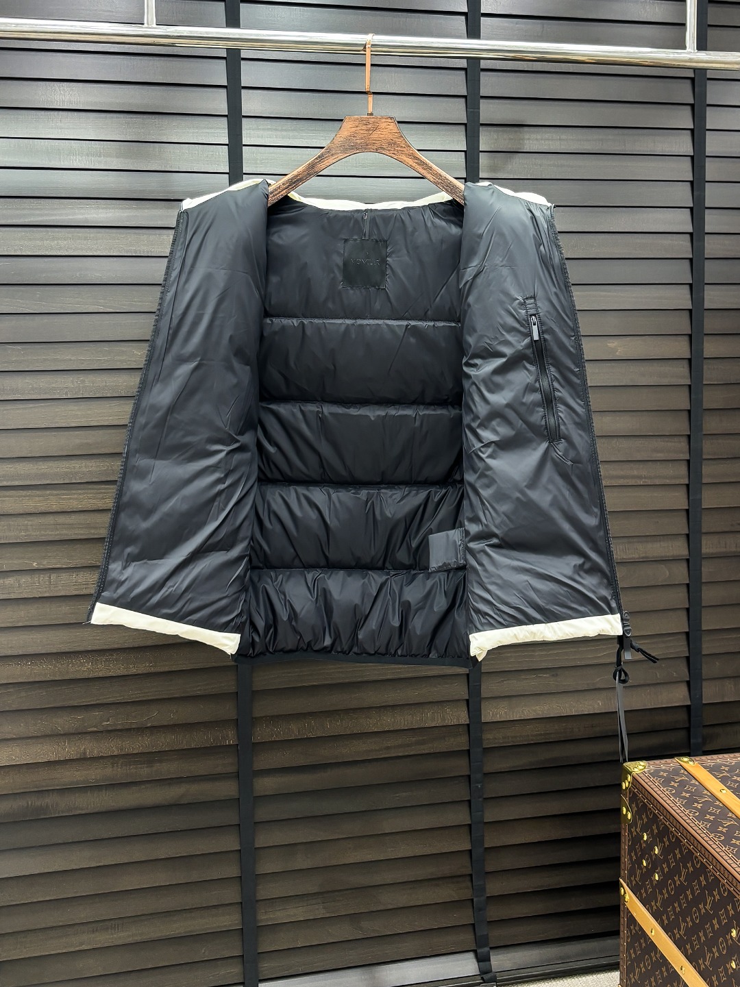 Moncler 新款羽绒服秀场新品25新款羽绒服，品相非常完美，专柜高科技防水面料，内里90%白鹅绒填充