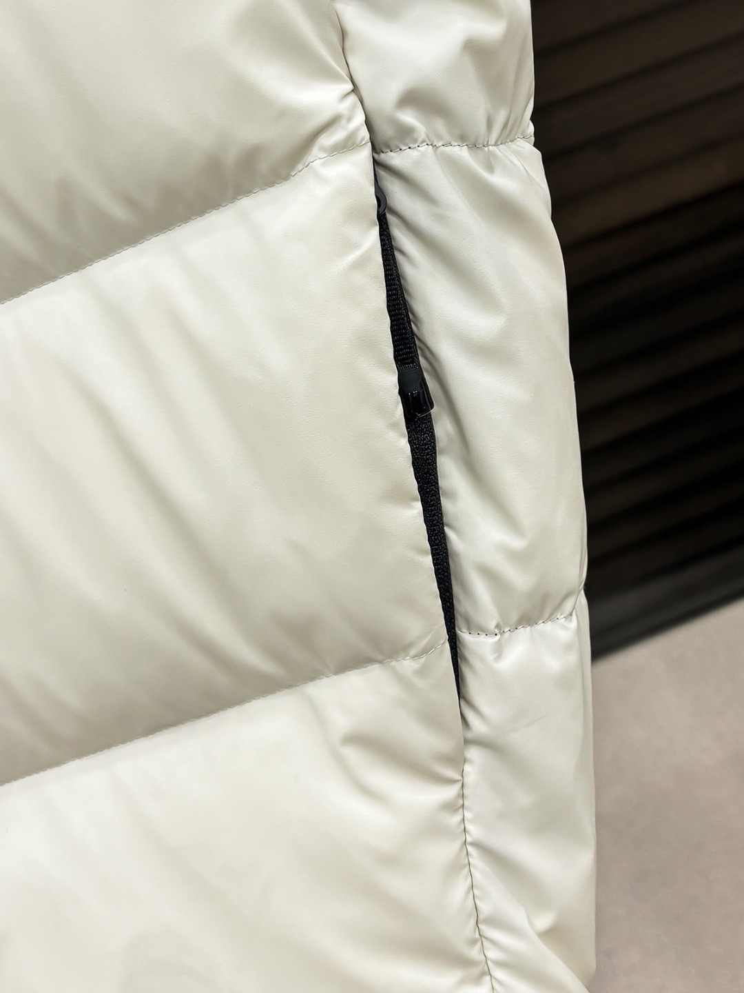 Moncler 新款羽绒服秀场新品25新款羽绒服，品相非常完美，专柜高科技防水面料，内里90%白鹅绒填充