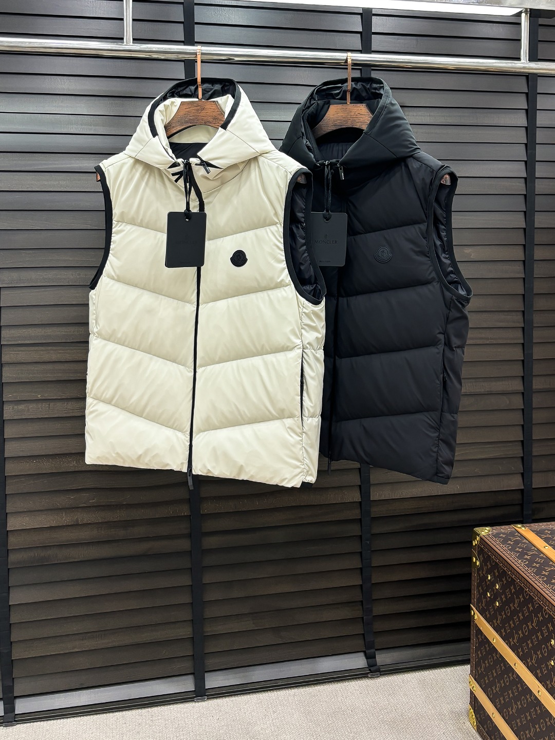 Moncler 新款羽绒服秀场新品25新款羽绒服，品相非常完美，专柜高科技防水面料，内里90%白鹅绒填充