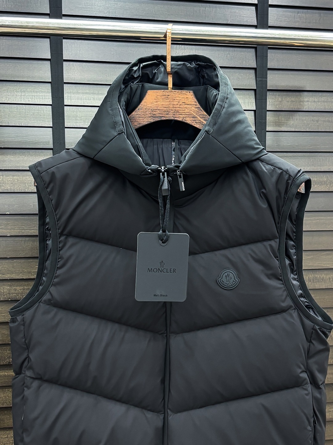 Moncler 新款羽绒服秀场新品25新款羽绒服，品相非常完美，专柜高科技防水面料，内里90%白鹅绒填充