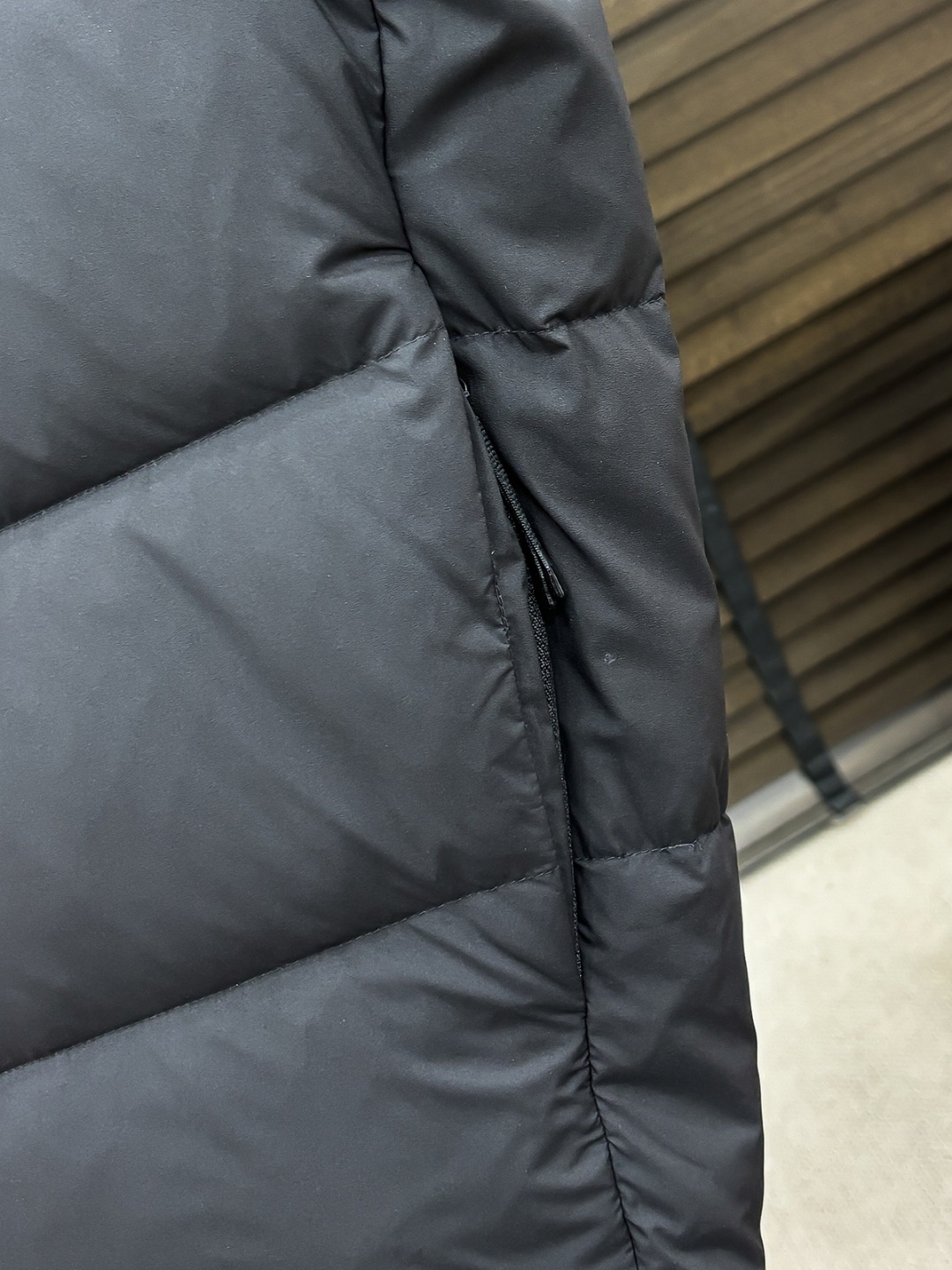 Moncler 新款羽绒服秀场新品25新款羽绒服，品相非常完美，专柜高科技防水面料，内里90%白鹅绒填充