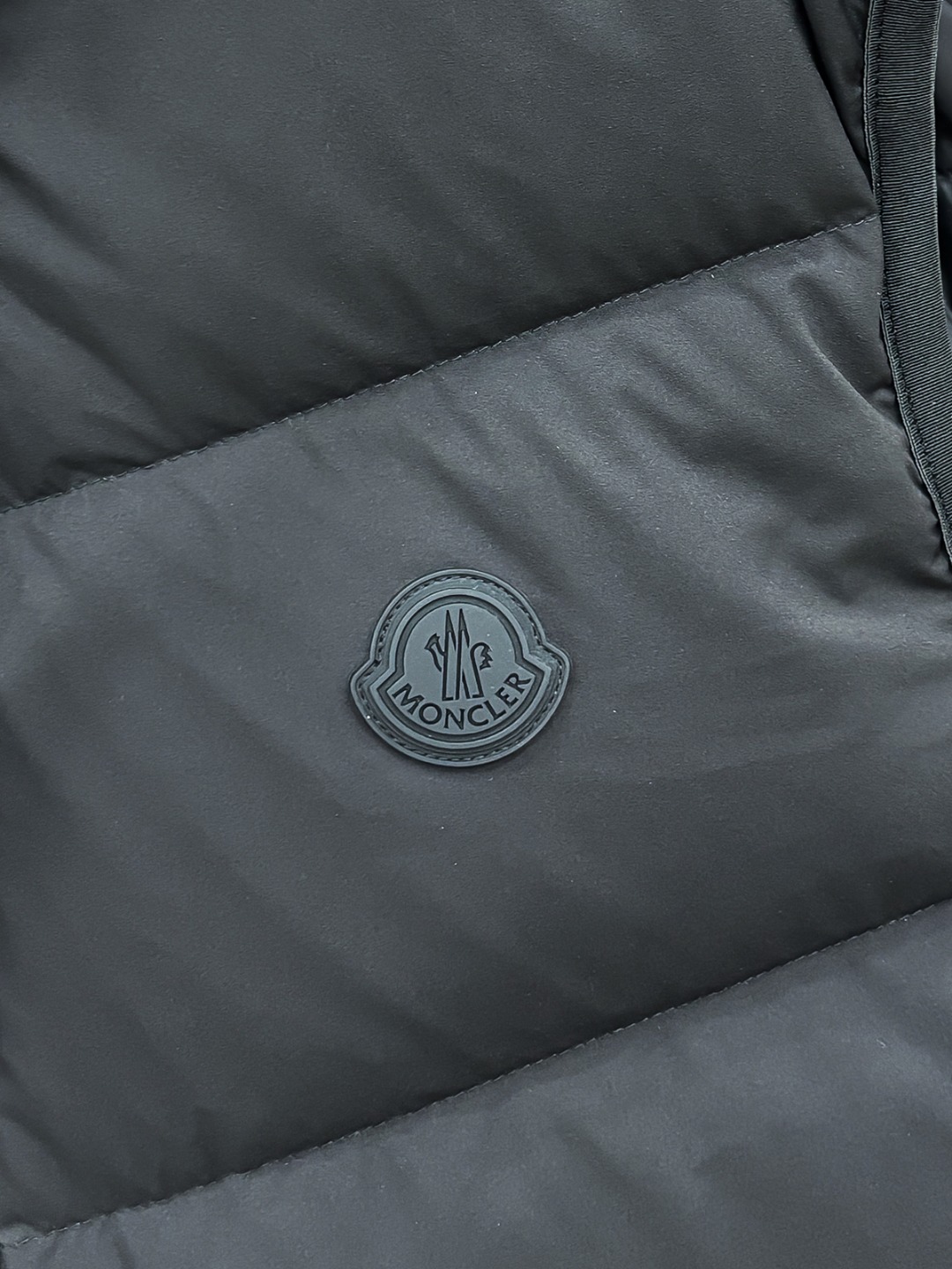 Moncler 新款羽绒服秀场新品25新款羽绒服，品相非常完美，专柜高科技防水面料，内里90%白鹅绒填充