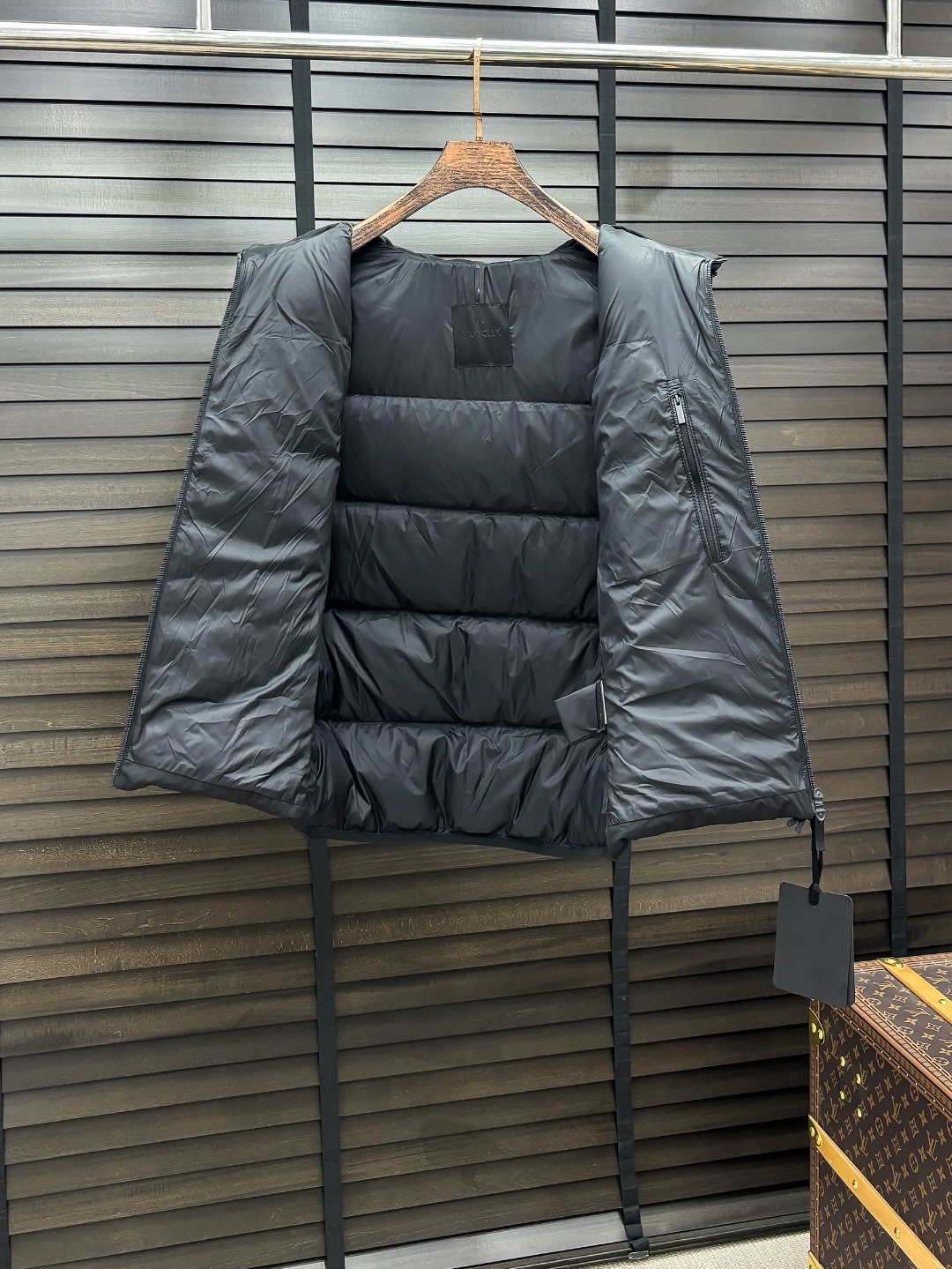 Moncler 新款羽绒服秀场新品25新款羽绒服，品相非常完美，专柜高科技防水面料，内里90%白鹅绒填充