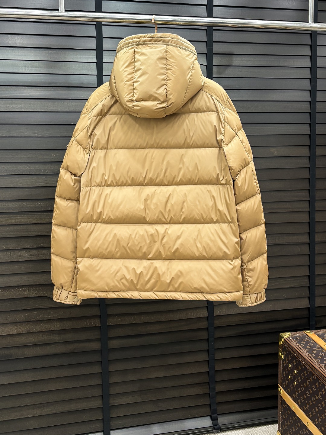 Moncler 新款羽绒服秀场新品25新款羽绒服，品相非常完美，专柜高科技防水面料，内里90%白鹅绒填充