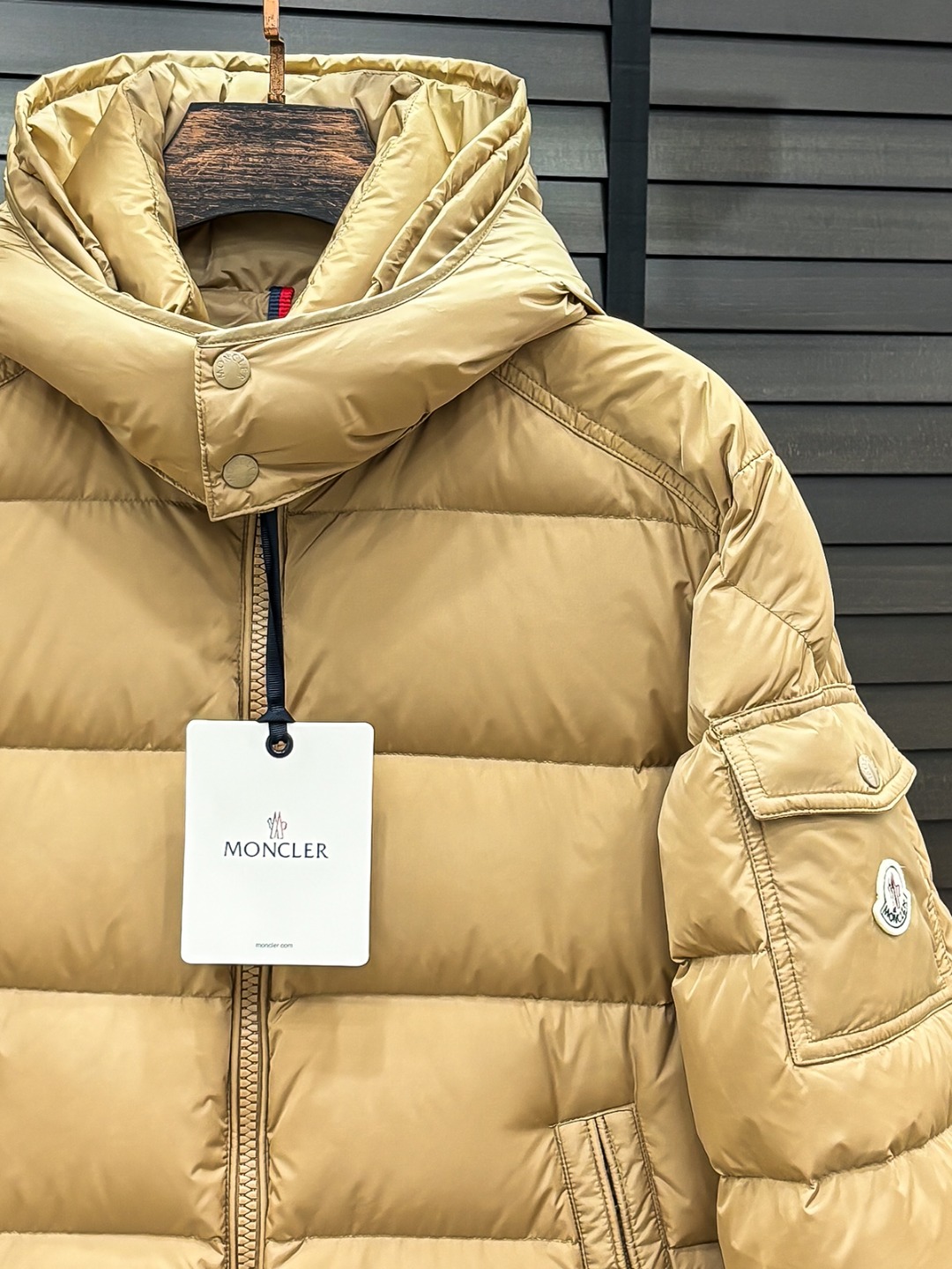 Moncler 新款羽绒服秀场新品25新款羽绒服，品相非常完美，专柜高科技防水面料，内里90%白鹅绒填充