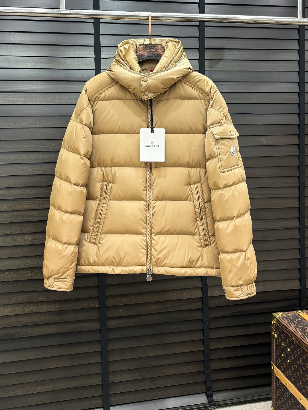 Moncler 新款羽绒服秀场新品25新款羽绒服，品相非常完美，专柜高科技防水面料，内里90%白鹅绒填充