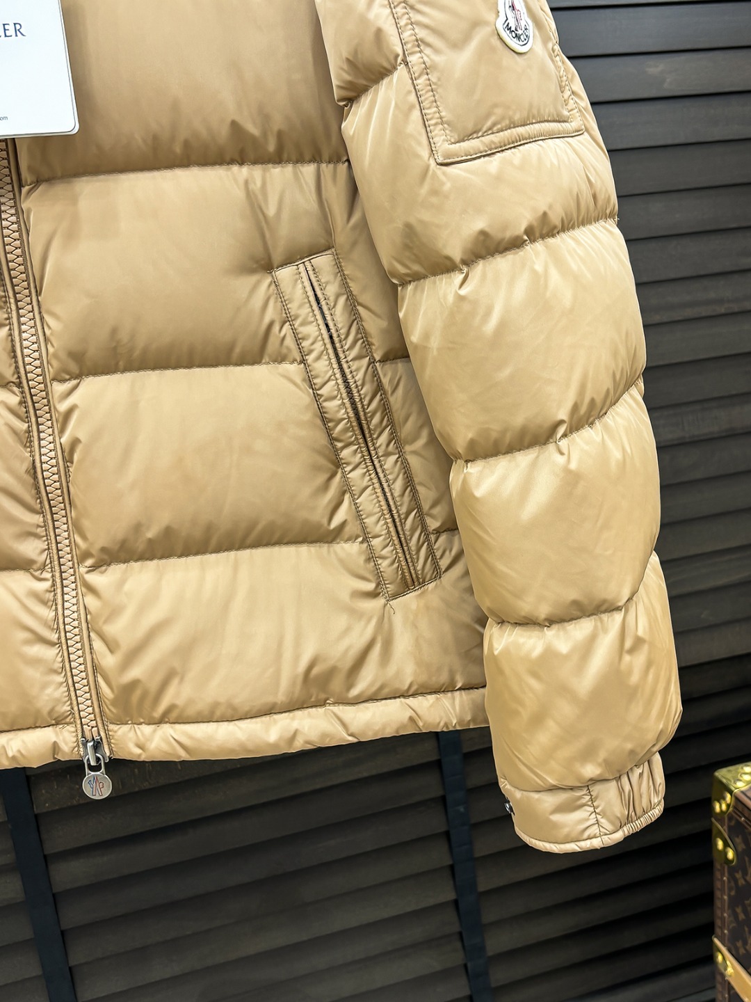 Moncler 新款羽绒服秀场新品25新款羽绒服，品相非常完美，专柜高科技防水面料，内里90%白鹅绒填充