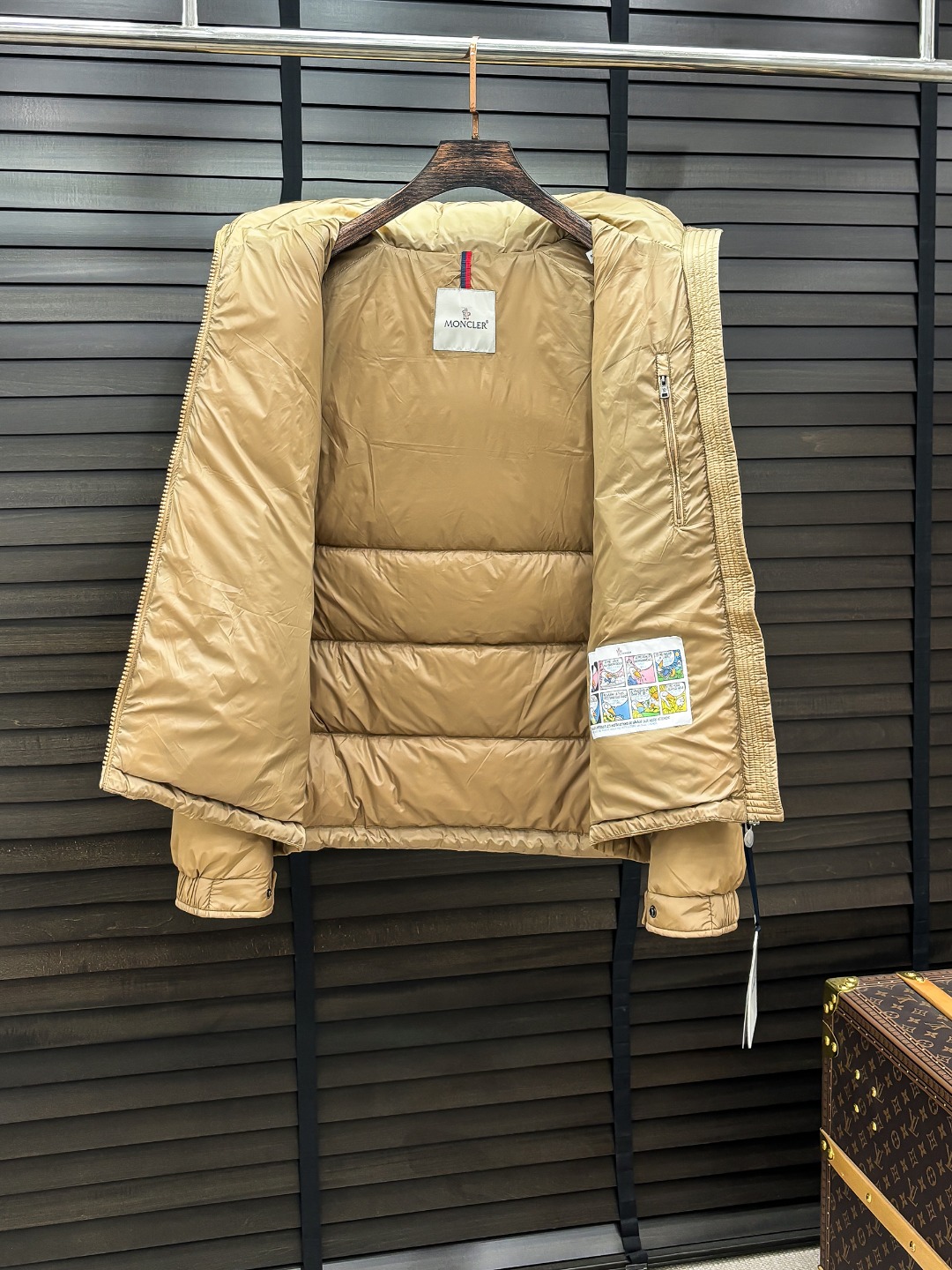 Moncler 新款羽绒服秀场新品25新款羽绒服，品相非常完美，专柜高科技防水面料，内里90%白鹅绒填充
