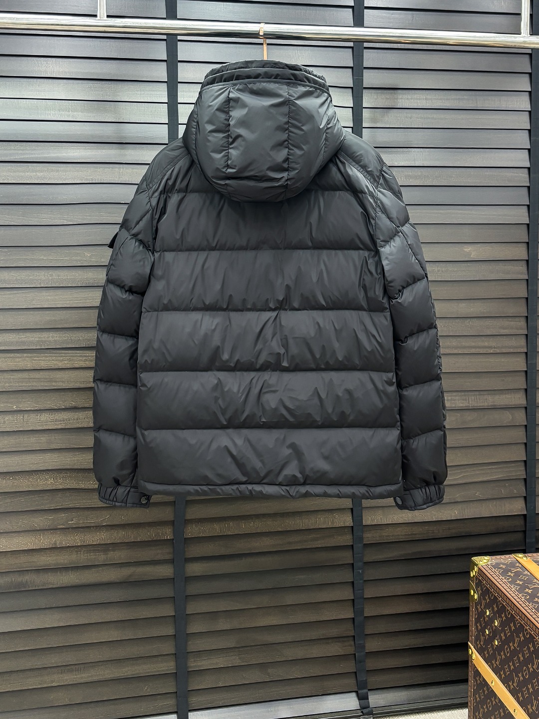 Moncler 新款羽绒服秀场新品25新款羽绒服，品相非常完美，专柜高科技防水面料，内里90%白鹅绒填充