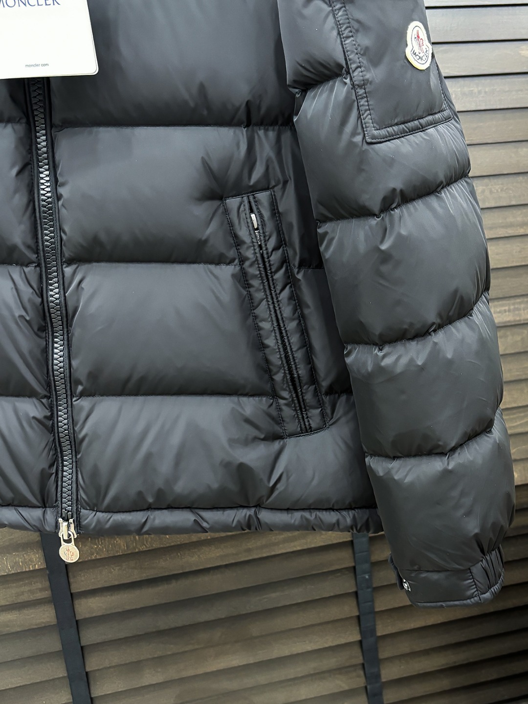 Moncler 新款羽绒服秀场新品25新款羽绒服，品相非常完美，专柜高科技防水面料，内里90%白鹅绒填充