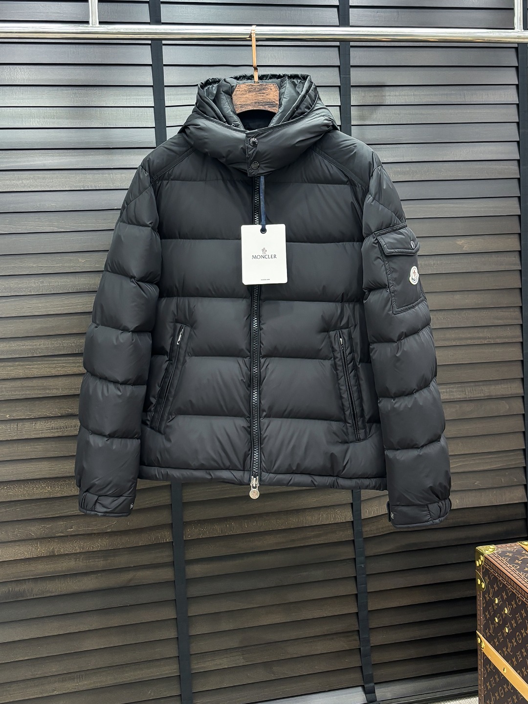 NO:649996,Moncler's new down jacket show new product 25 new down jackets, the appearance is very perfect, the store's high-tech waterproof fabric, 90% white goose down filling inside, comfortable and warm, full and attractive color, very outstanding design, easily upgrade the fashion sense, extremely elegant and rigorous workmanship, neat and meticulous wiring!  A masterpiece from a famous designer!  The upper body does not look bloated and is super handsome!  Counter size: M-3XL,,down jacket,alexander wang19860909Moncler 新款羽绒服秀场新品 25新款羽绒服,品相非常完美,专柜高科技防水面料,内里90白鹅绒填充,舒适保暖,色泽饱满诱人,非常出彩的设计,轻松将时髦感进阶,做工极为考究严谨,走线工整细致！大牌设计师巨作！上身不显臃肿、超级帅气！柜台码数: M-3XL,,down jacket,alexander wang,Men's clothing