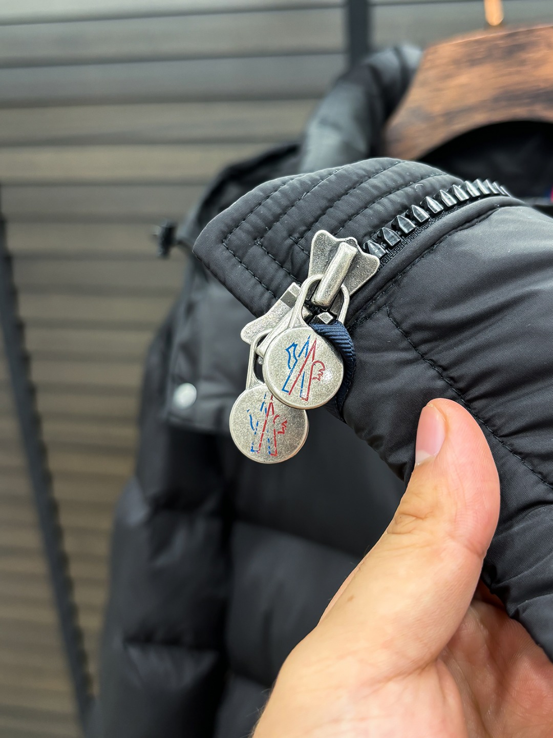 Moncler 新款羽绒服秀场新品25新款羽绒服，品相非常完美，专柜高科技防水面料，内里90%白鹅绒填充