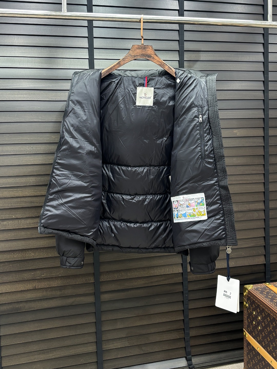 Moncler 新款羽绒服秀场新品25新款羽绒服，品相非常完美，专柜高科技防水面料，内里90%白鹅绒填充