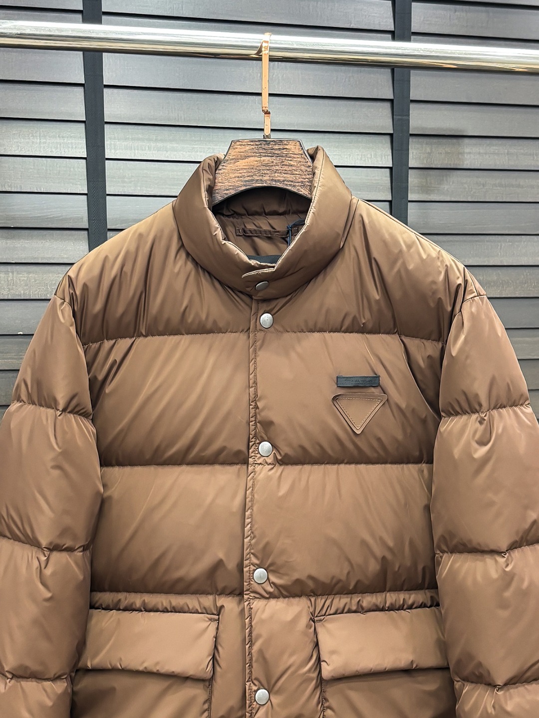 Prada 新款羽绒服秀场新品25新款羽绒服，品相非常完美，专柜高科技防水面料，内里90%白鹅绒填充，舒