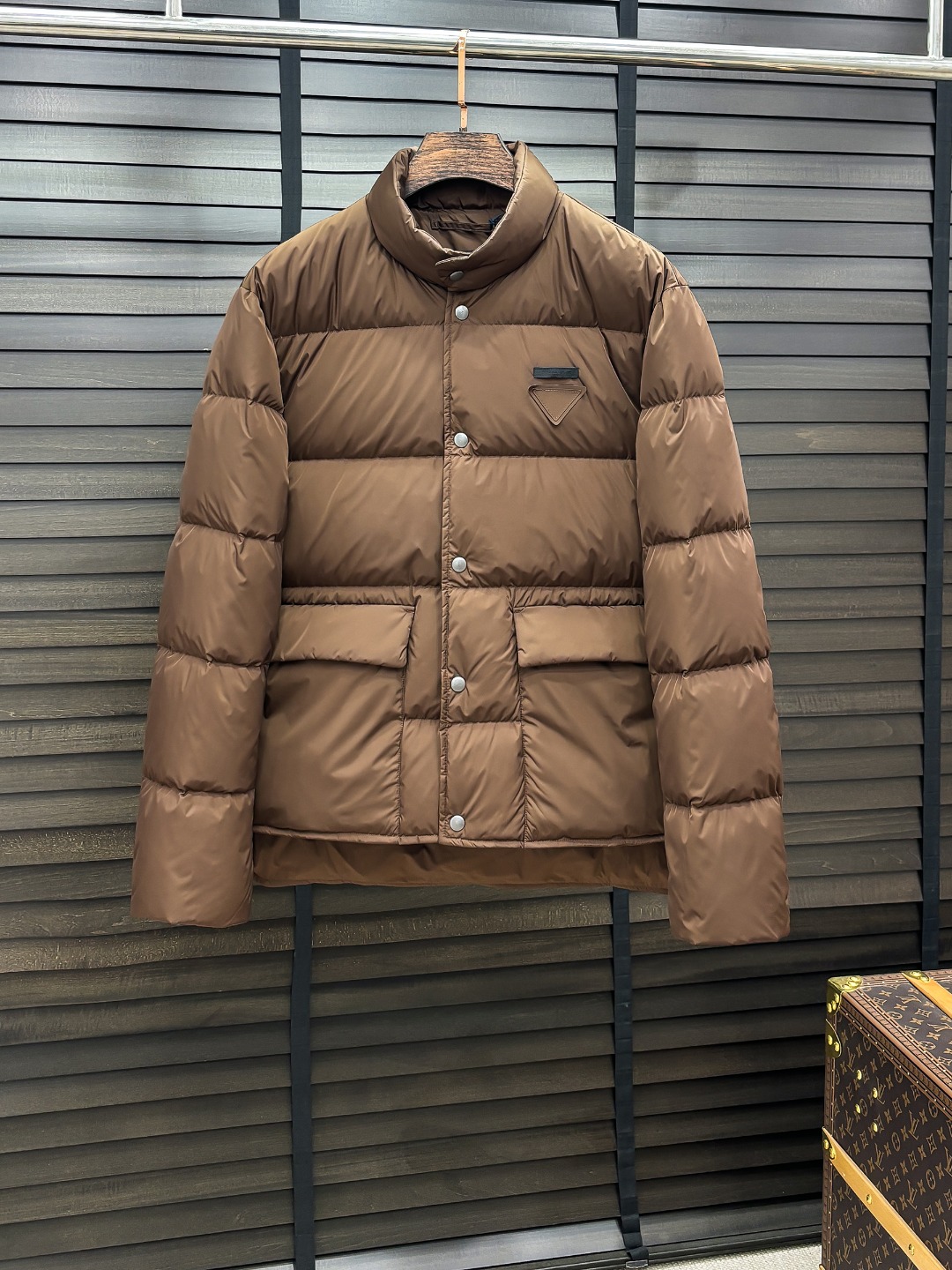 Prada 新款羽绒服秀场新品25新款羽绒服，品相非常完美，专柜高科技防水面料，内里90%白鹅绒填充，舒