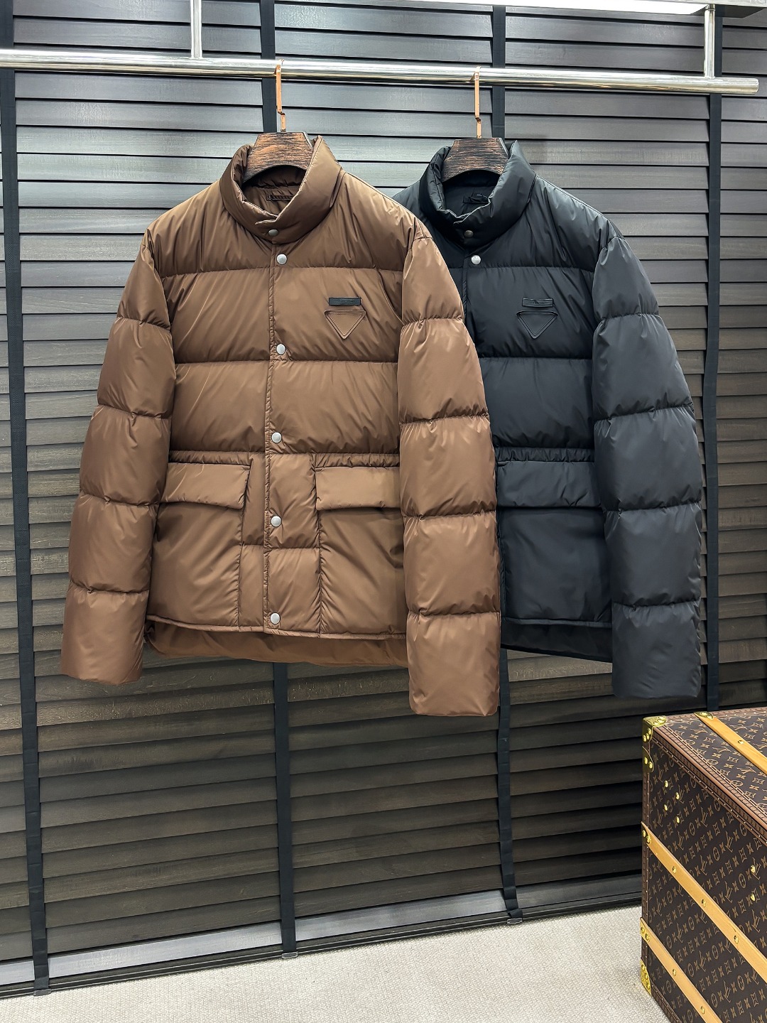 Prada 新款羽绒服秀场新品25新款羽绒服，品相非常完美，专柜高科技防水面料，内里90%白鹅绒填充，舒