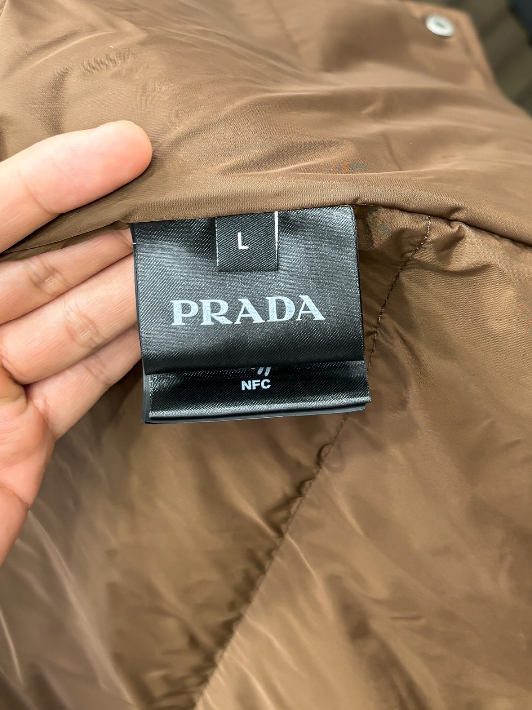 Prada 新款羽绒服秀场新品25新款羽绒服，品相非常完美，专柜高科技防水面料，内里90%白鹅绒填充，舒
