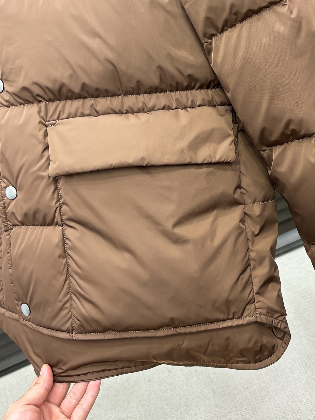 Prada 新款羽绒服秀场新品25新款羽绒服，品相非常完美，专柜高科技防水面料，内里90%白鹅绒填充，舒