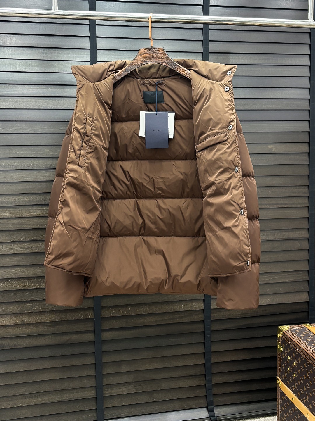 Prada 新款羽绒服秀场新品25新款羽绒服，品相非常完美，专柜高科技防水面料，内里90%白鹅绒填充，舒