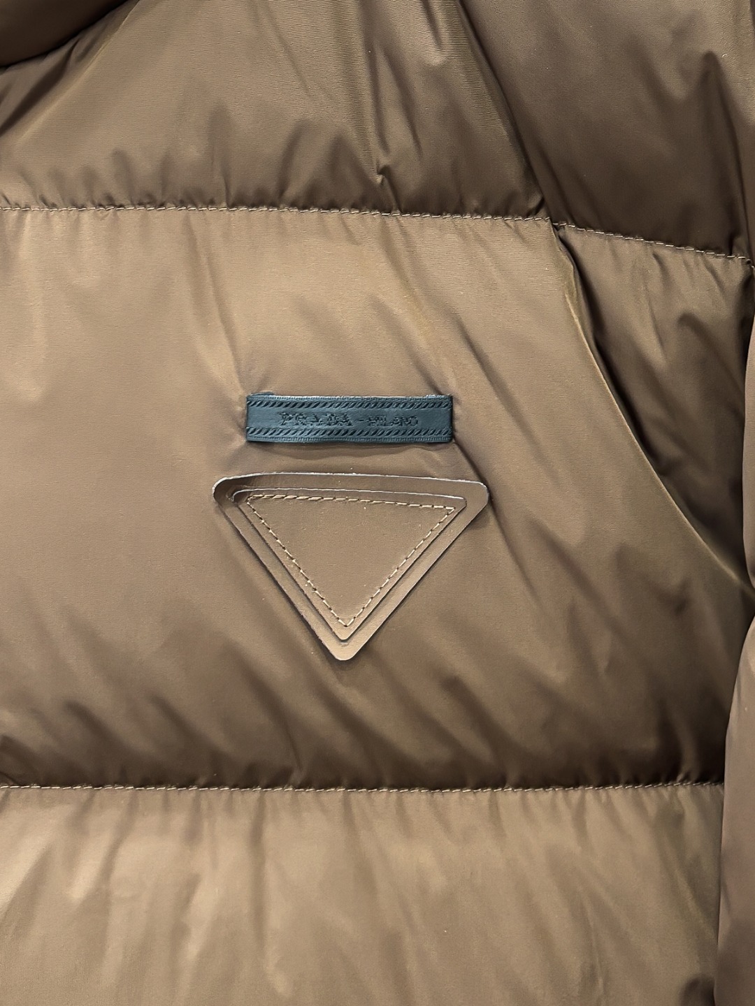 Prada 新款羽绒服秀场新品25新款羽绒服，品相非常完美，专柜高科技防水面料，内里90%白鹅绒填充，舒