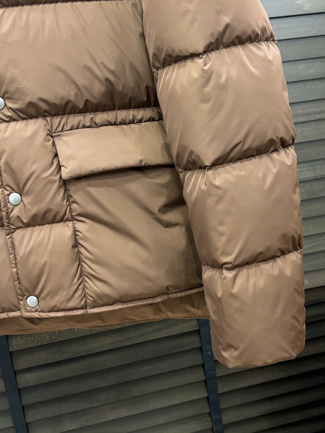 Prada 新款羽绒服秀场新品25新款羽绒服，品相非常完美，专柜高科技防水面料，内里90%白鹅绒填充，舒