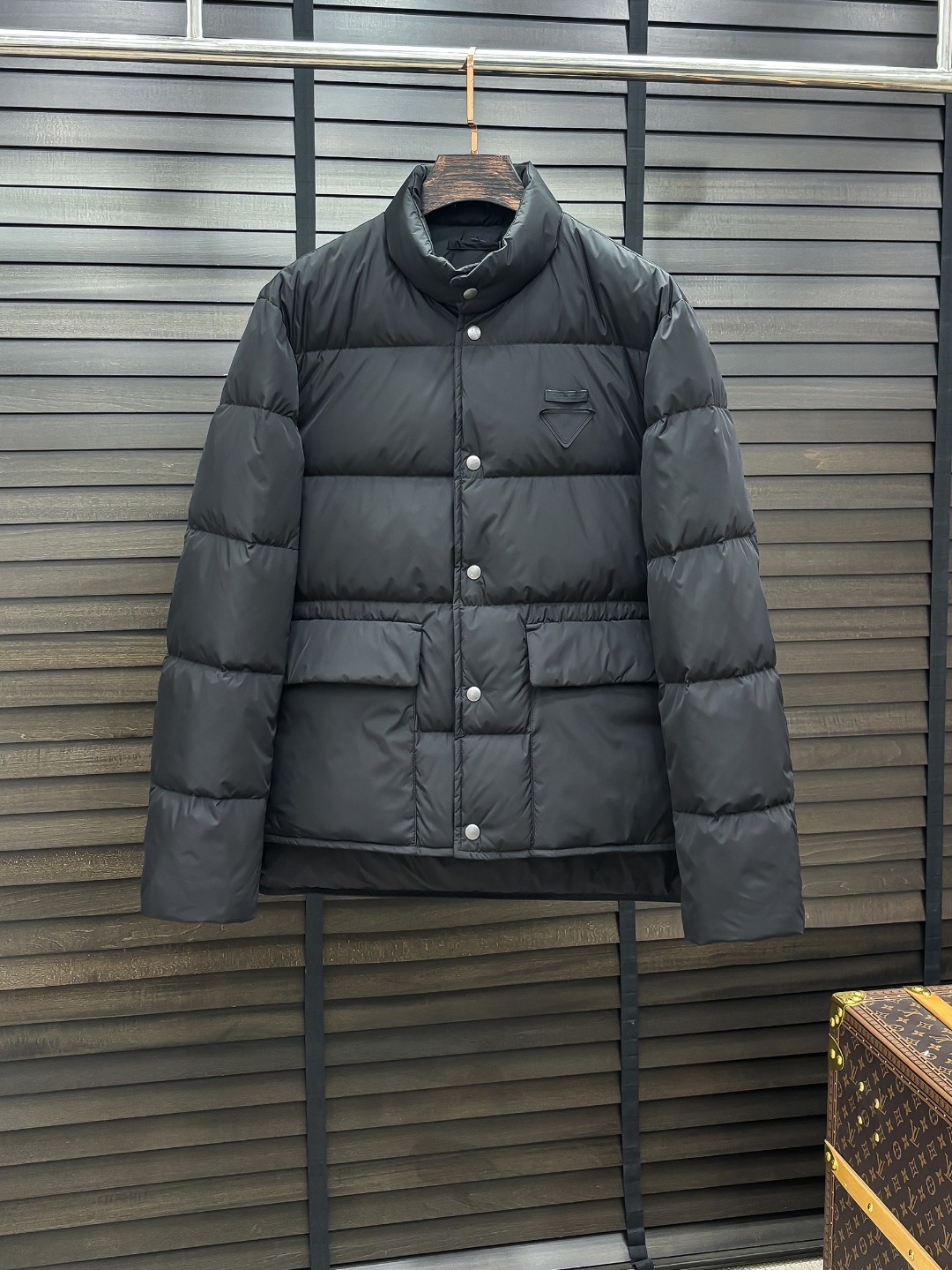 NO:649989,Prada's new down jacket show new product 25 new down jackets, the appearance is very perfect, the store's high-tech waterproof fabrics, 90% white goose down filling inside, comfortable and warm, full and attractive color, very outstanding design, easily upgrade the fashion sense, extremely elegant and rigorous workmanship, neat and meticulous wiring!  A masterpiece from a famous designer!  The upper body does not look bloated and is super handsome!  Counter size: M-3XL,,prada,down jacket,alexander wang19860909Prada 新款羽绒服秀场新品 25新款羽绒服,品相非常完美,专柜高科技防水面料,内里90白鹅绒填充,舒适保暖,色泽饱满诱人,非常出彩的设计,轻松将时髦感进阶,做工极为考究严谨,走线工整细致！大牌设计师巨作！上身不显臃肿、超级帅气！柜台码数: M-3XL,,prada,down jacket,alexander wang,Men's clothing